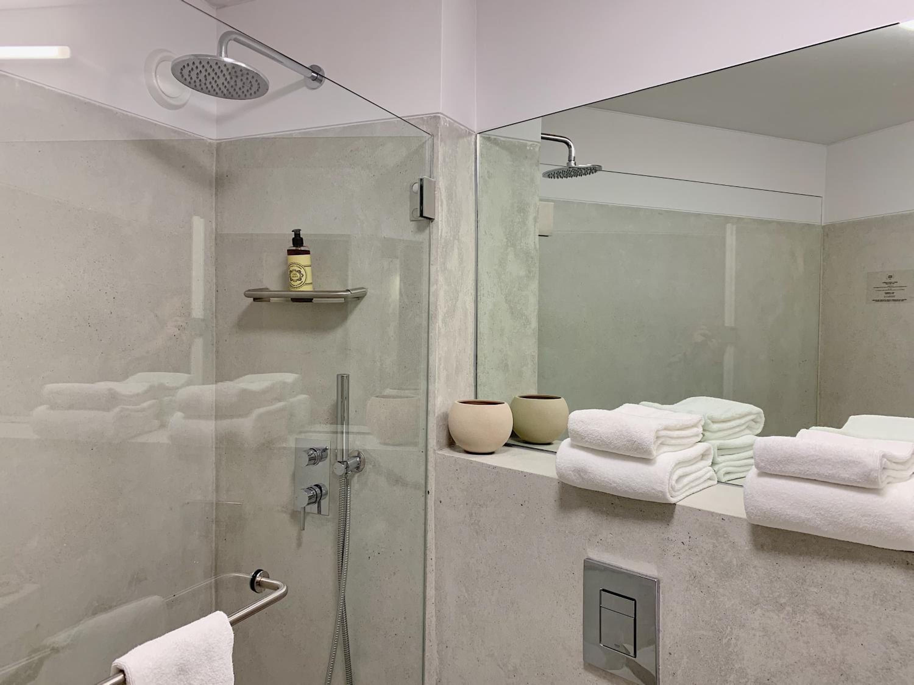One-Bedroom Apartment with River View - Photo 5
