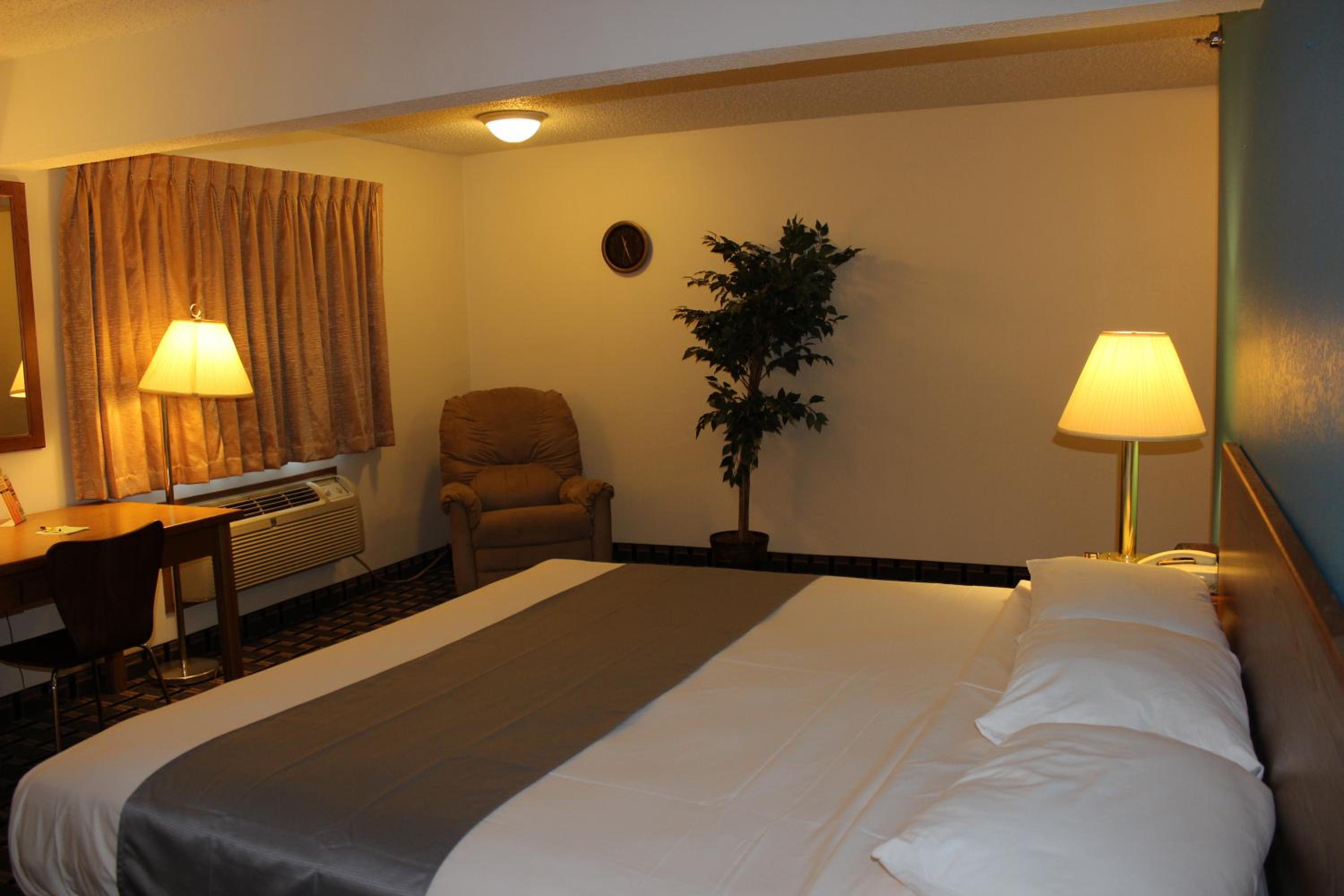 King Room - Non-Smoking - Photo 5