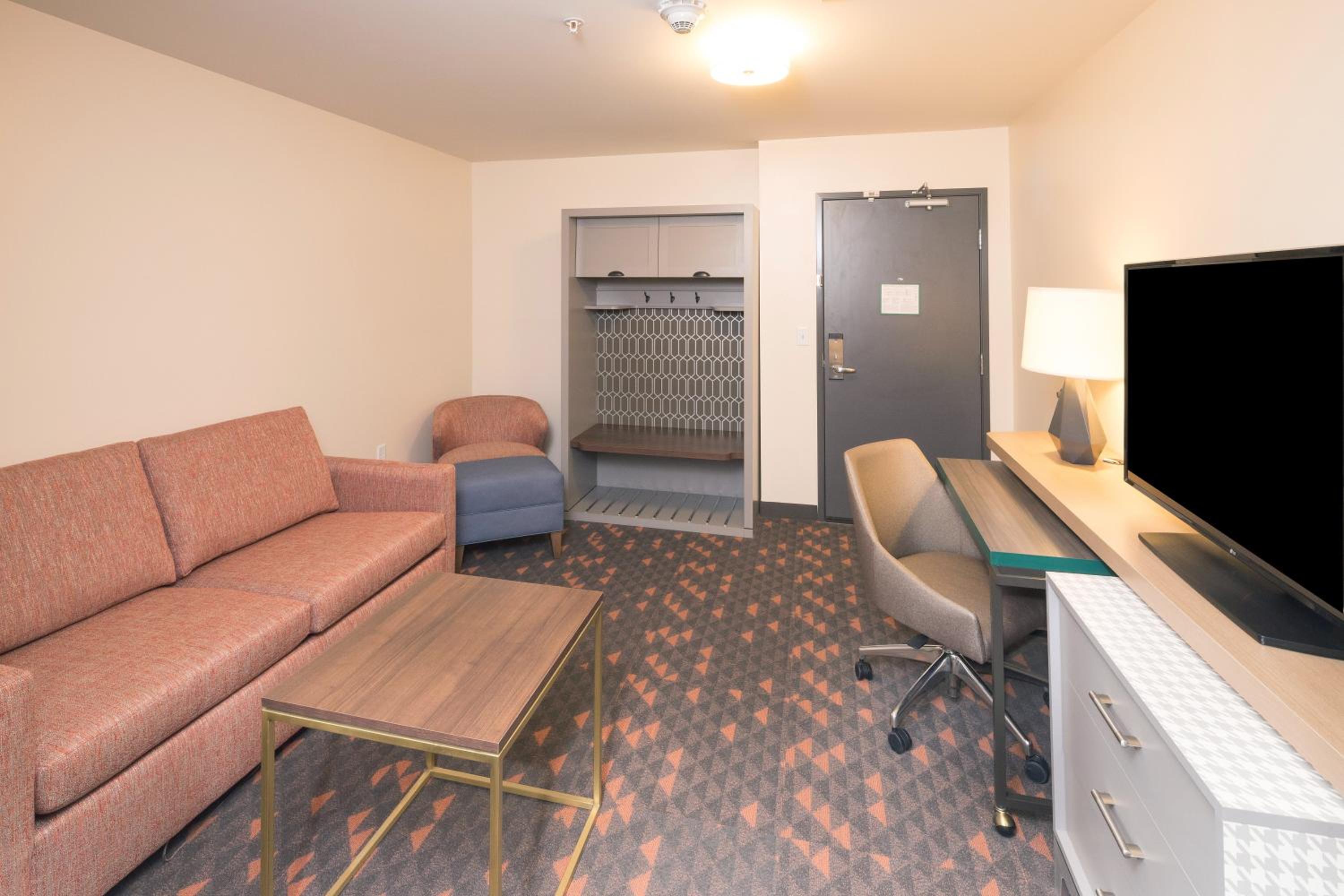 One-Bedroom King Suite with Living Area - Photo 3