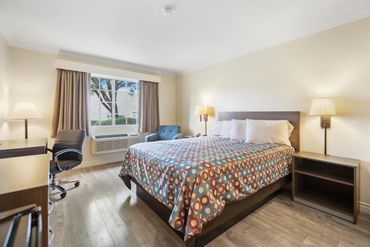 Queen Room with Roll-In Shower - Disability Access photo 1