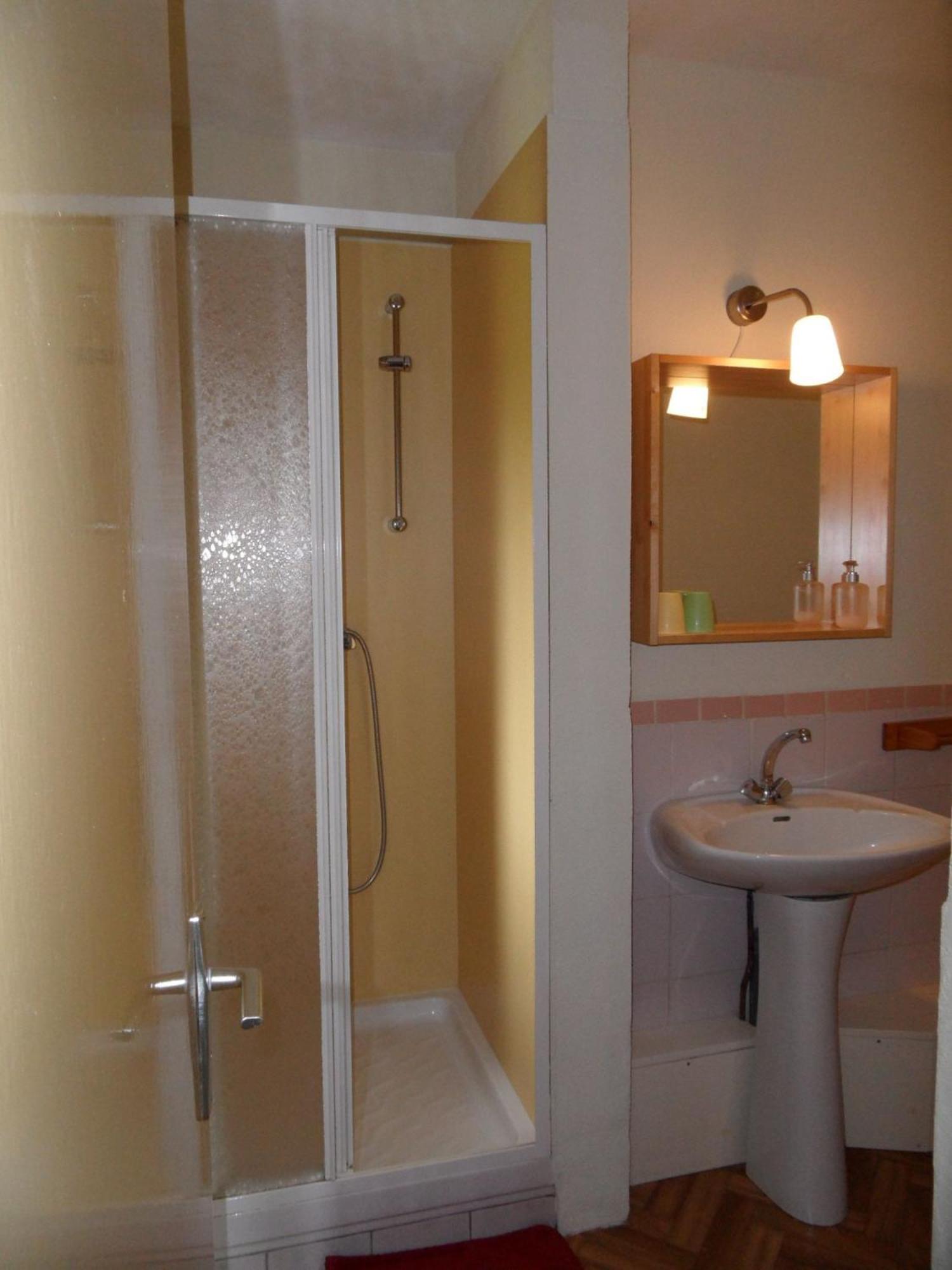 Standard Double Room - Photo 10