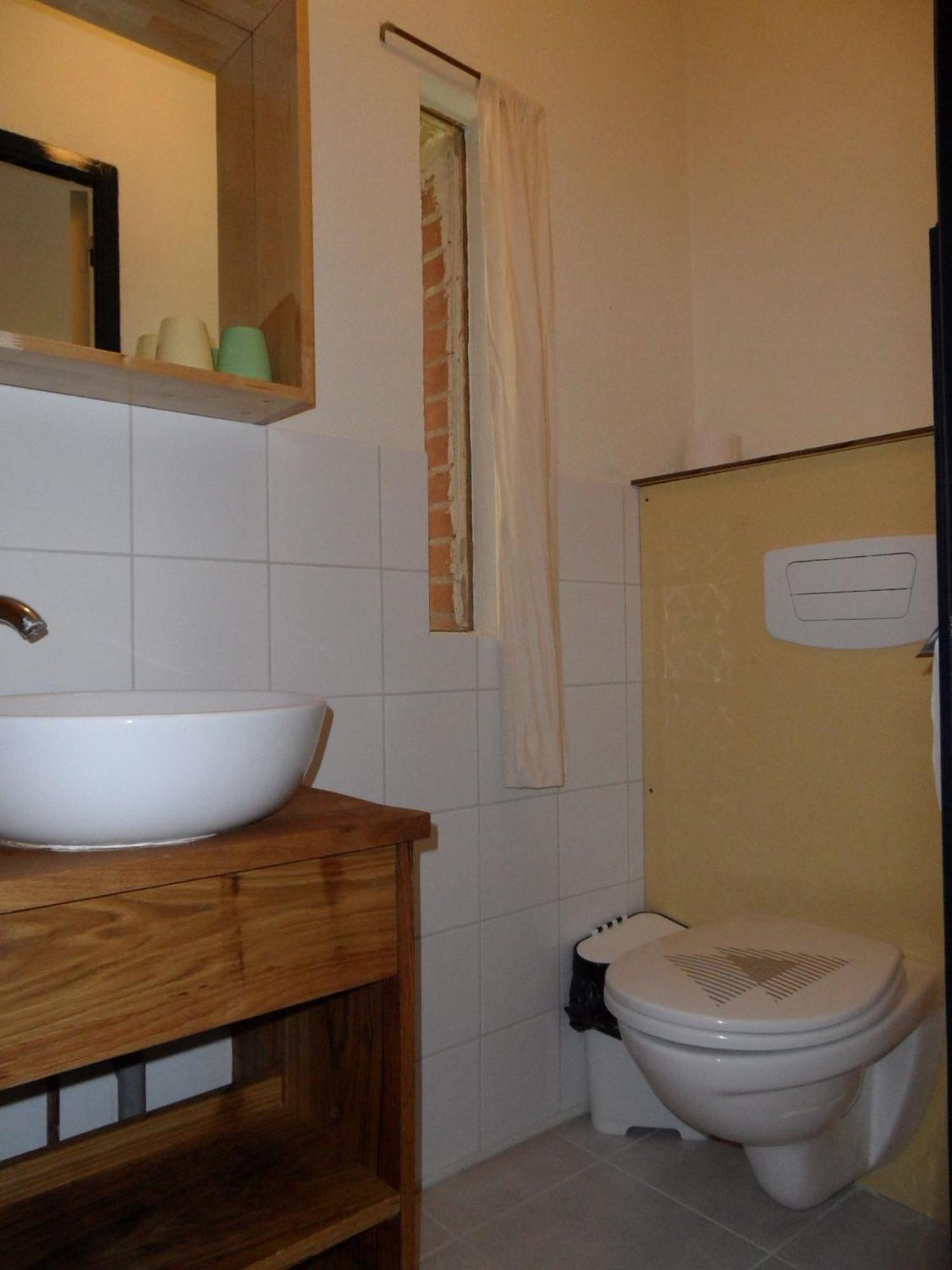 Standard Double Room - Photo 11
