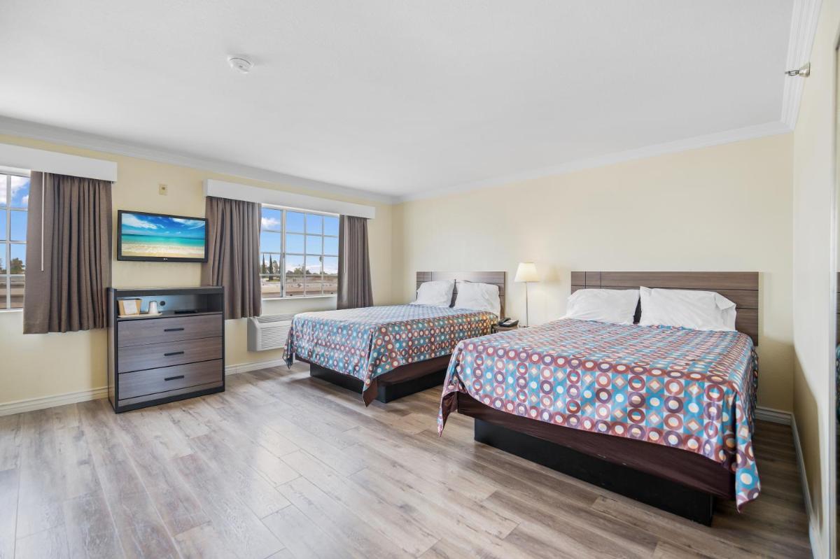 Queen Suite with Two Queen Beds photo 2