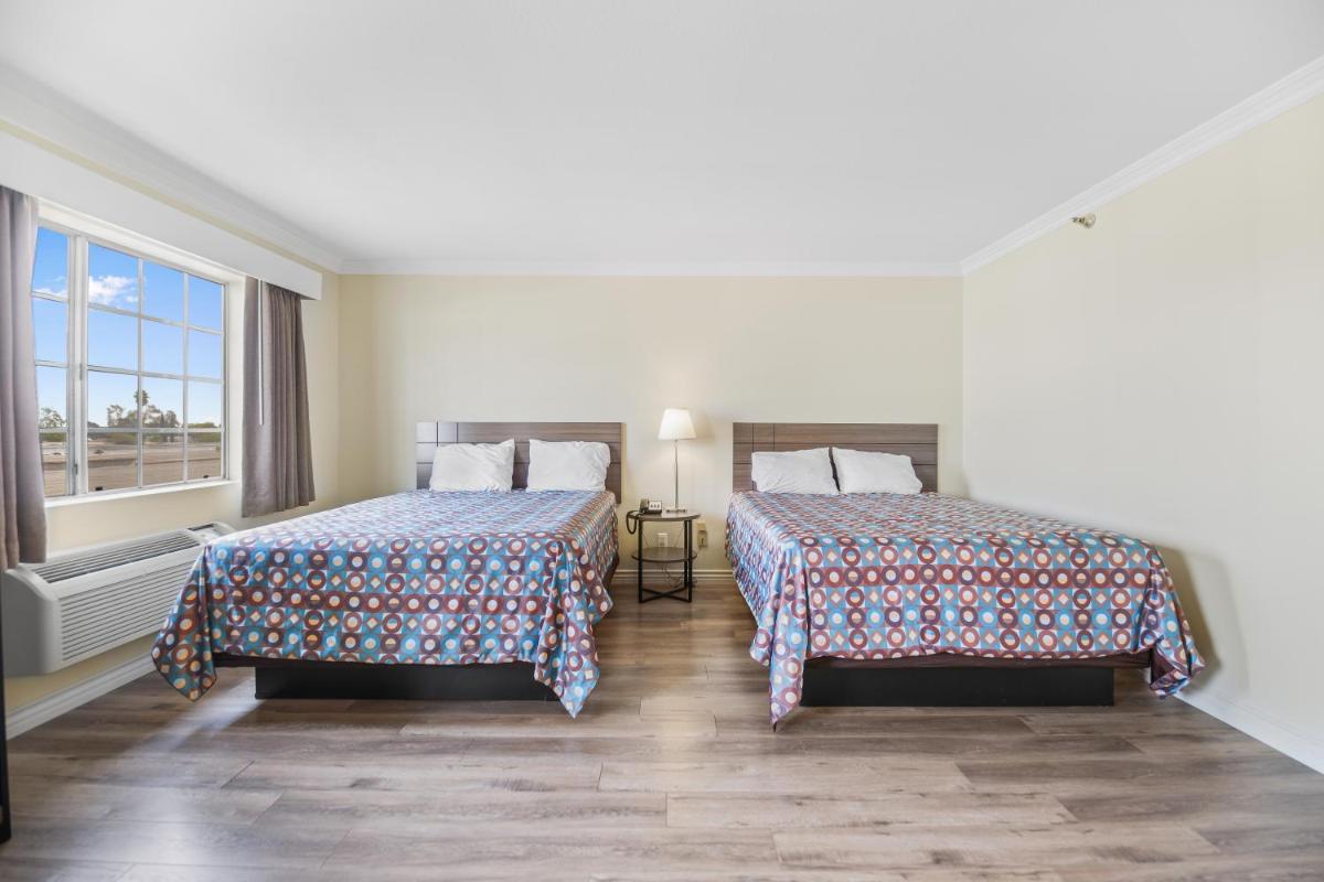 Queen Suite with Two Queen Beds photo 3
