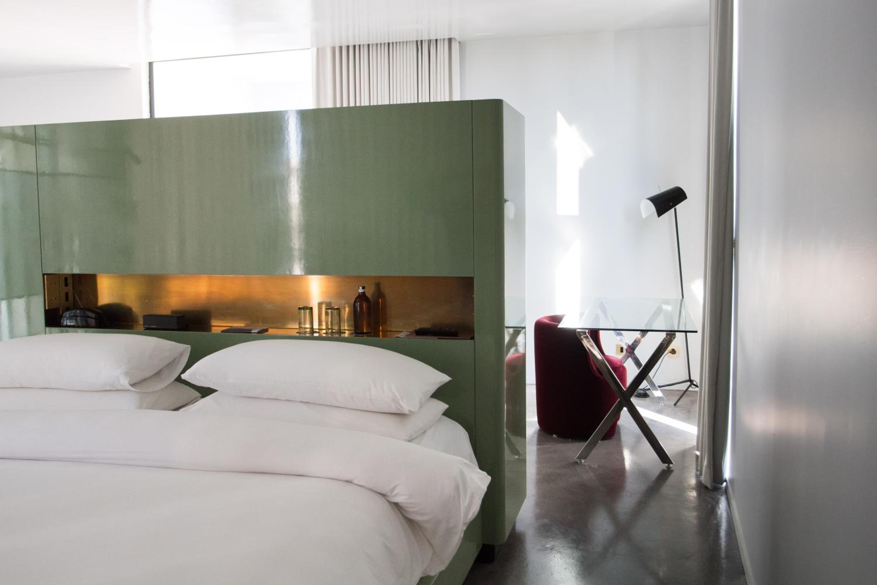 Deluxe King Room - Photo 6