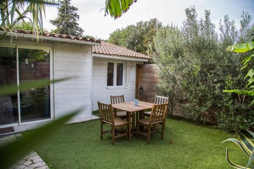 Bungalow with Garden View
