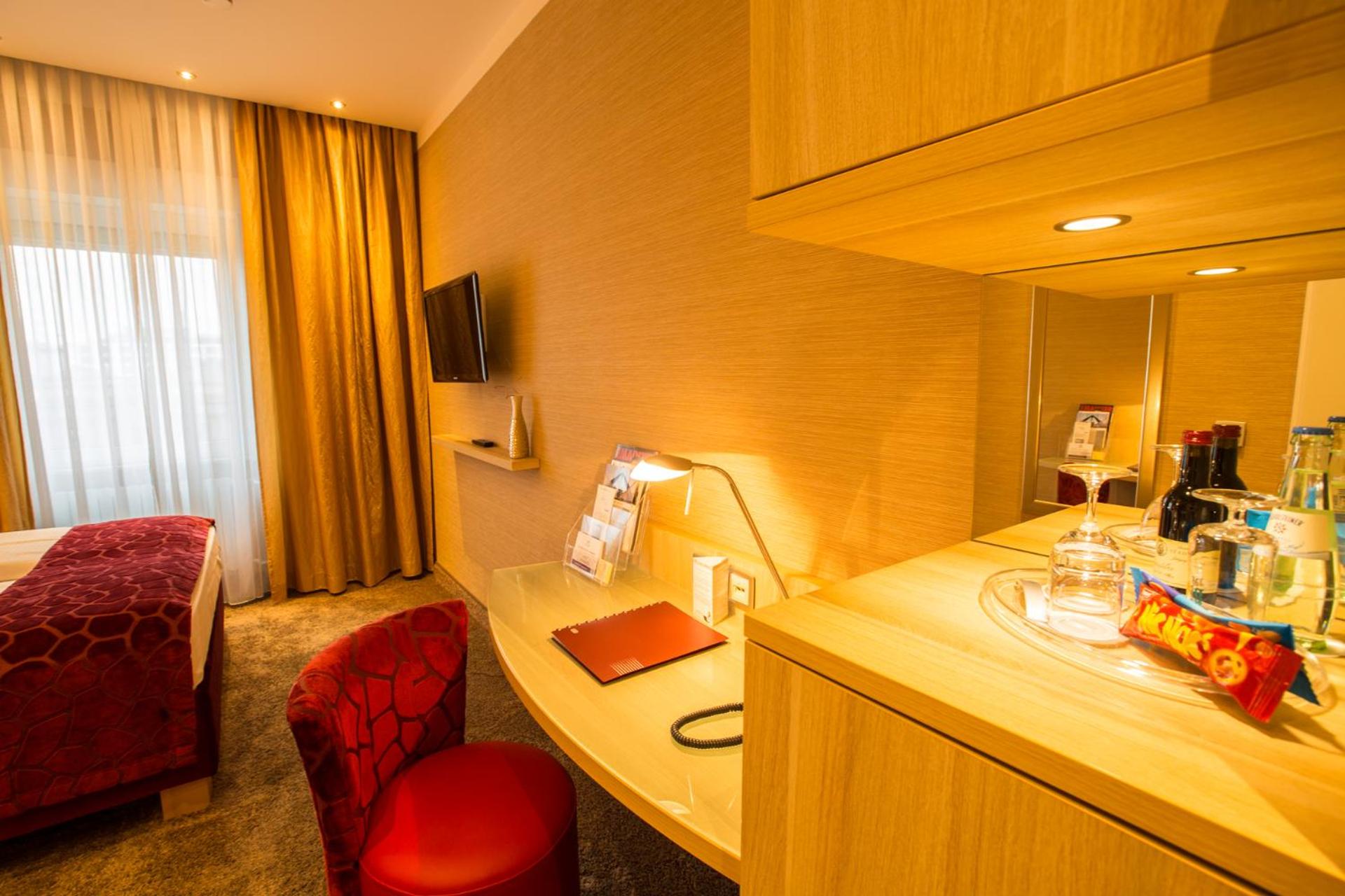 Economy Double Room thumbnail 5