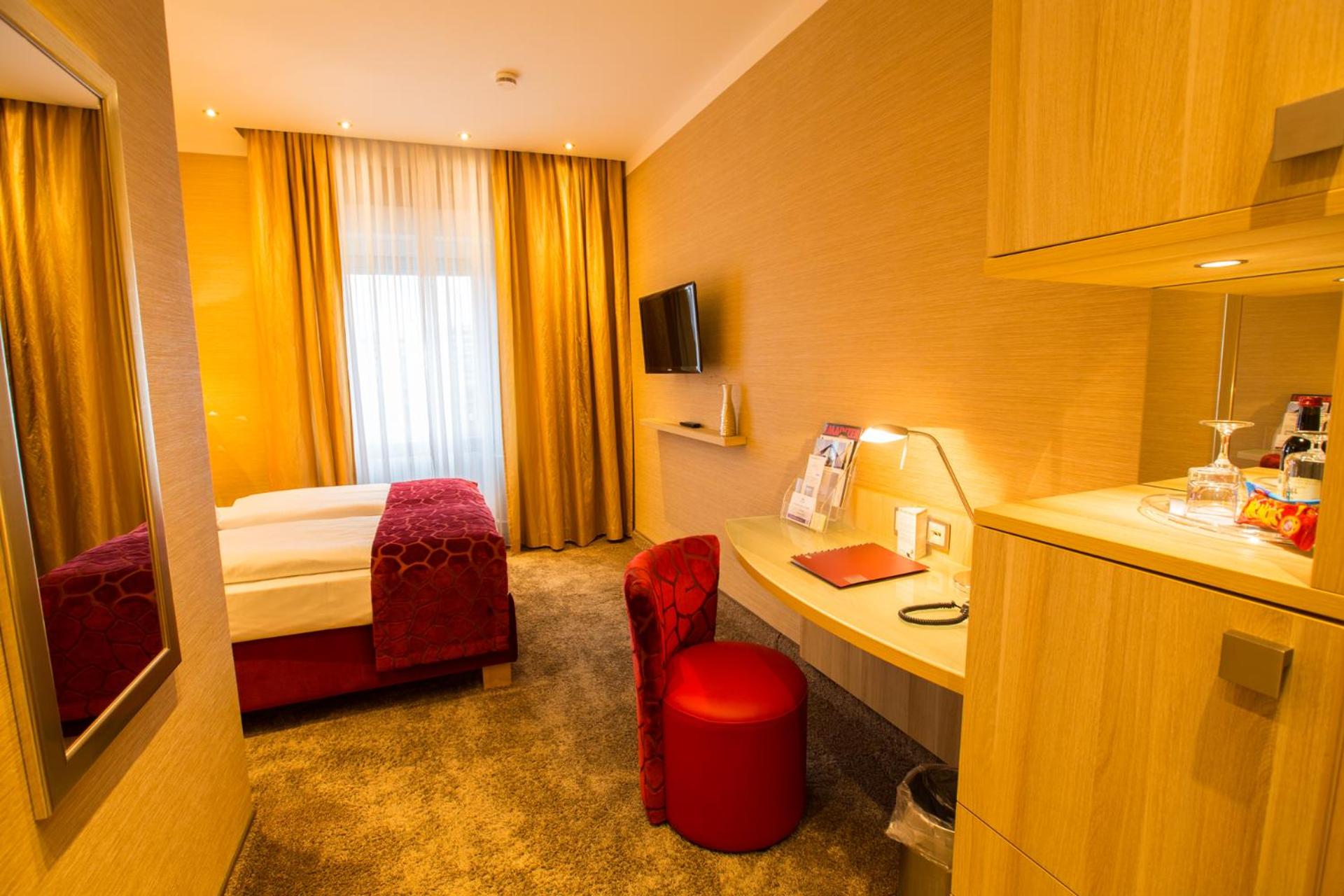 Economy Double Room thumbnail 6