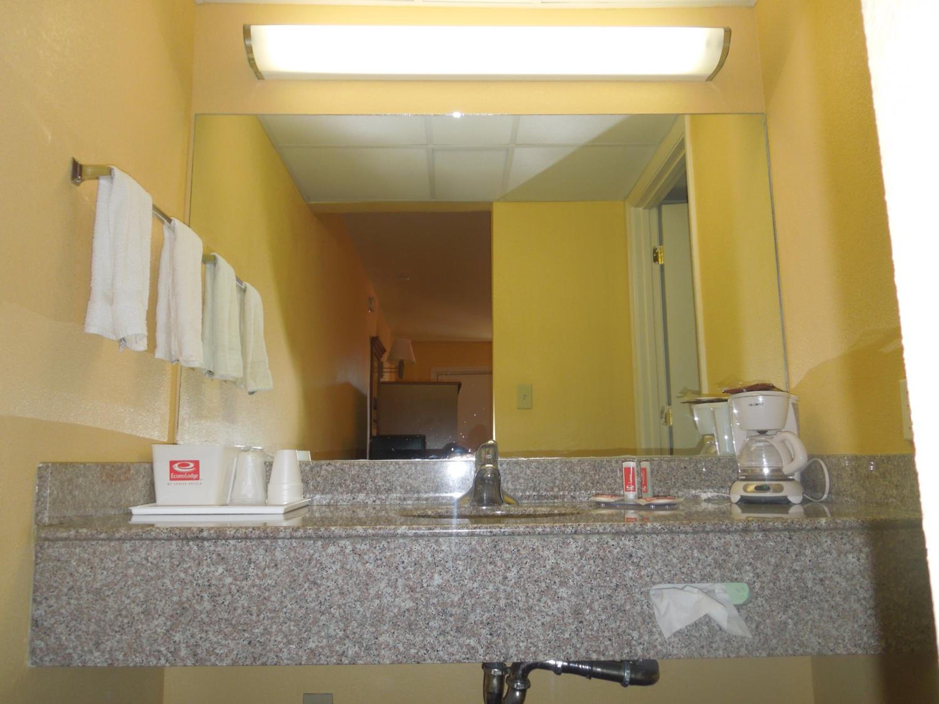 King Room - Non-Smoking - Photo 4