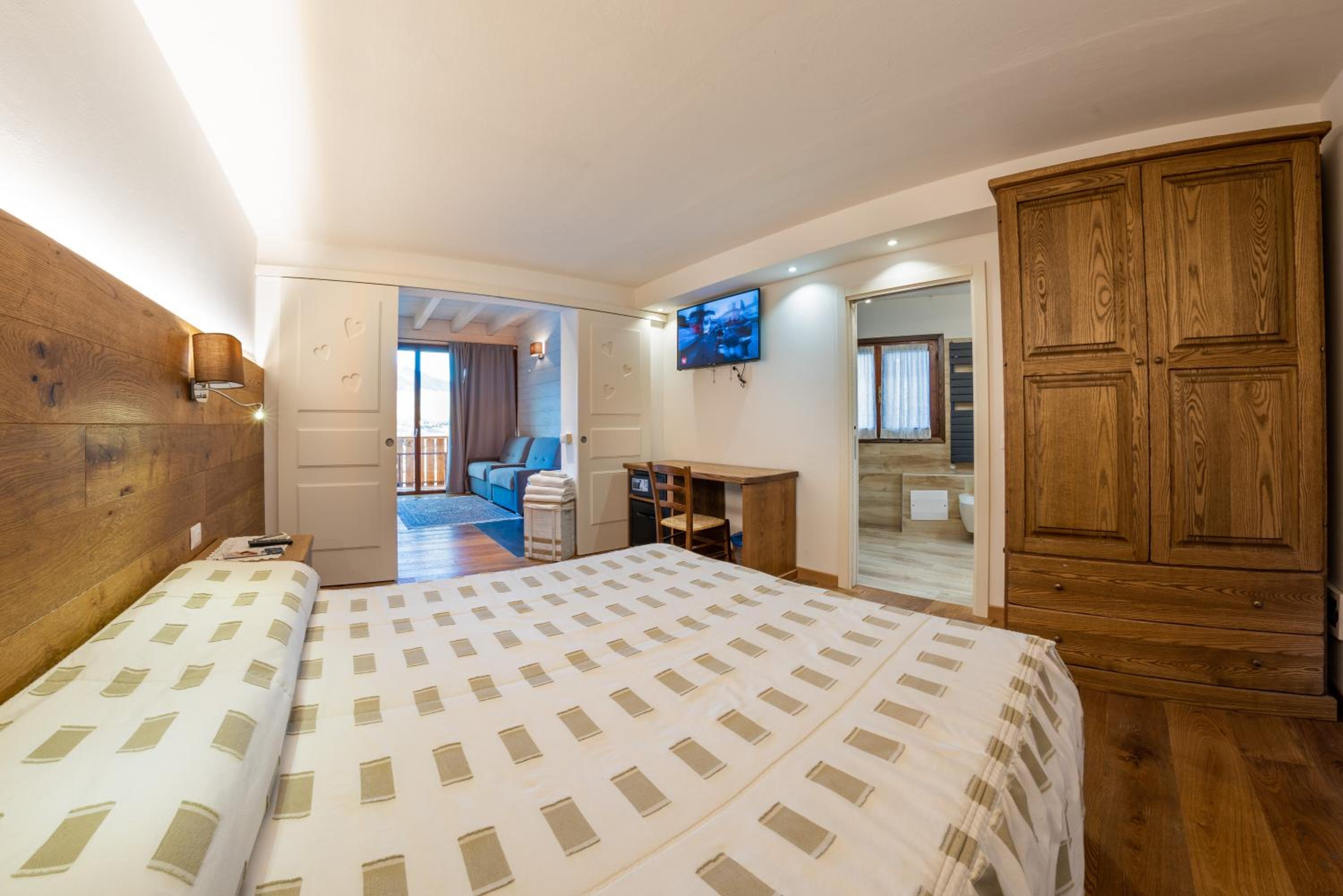 King Suite with Spa Bath - Photo 1