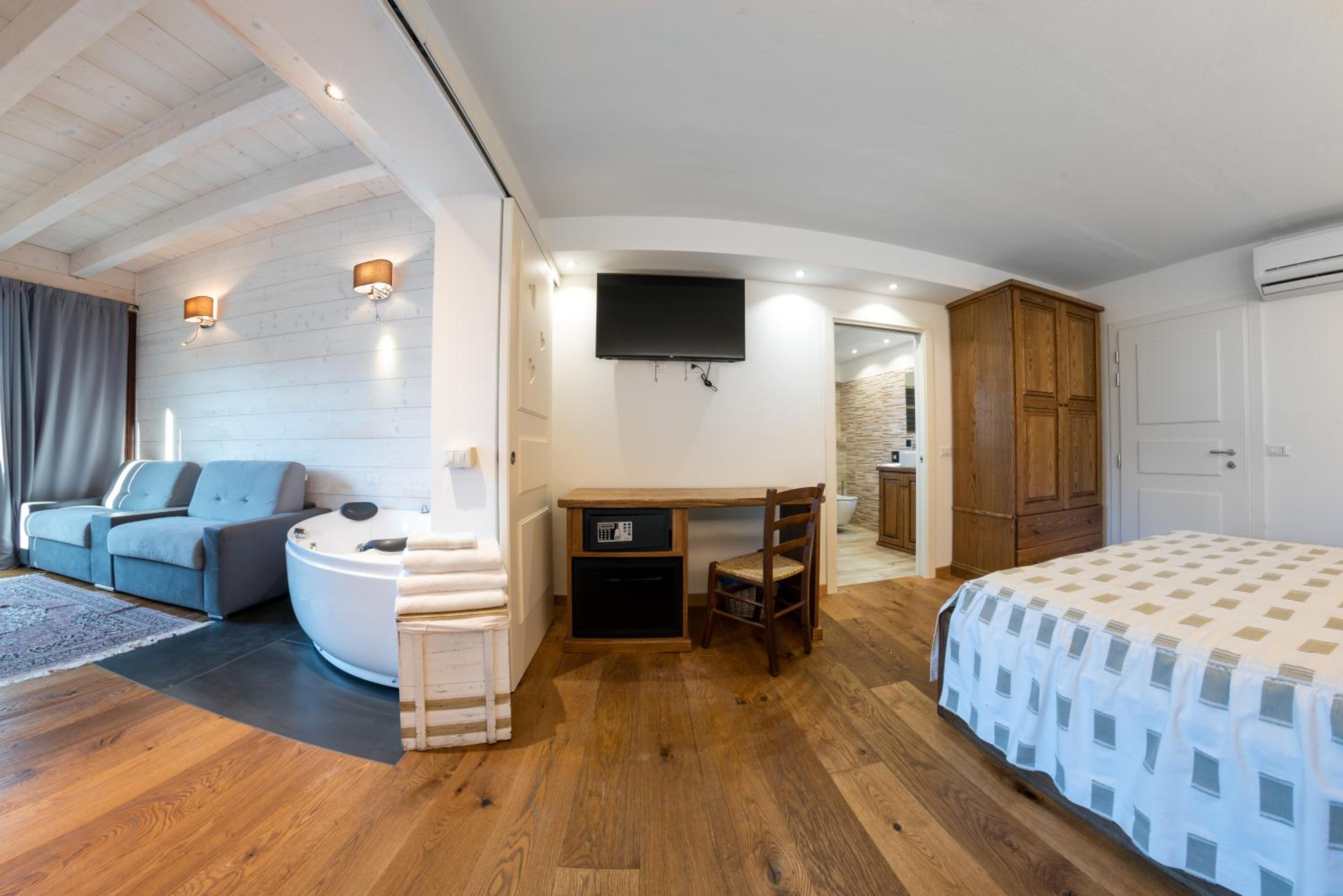 King Suite with Spa Bath - Photo 6