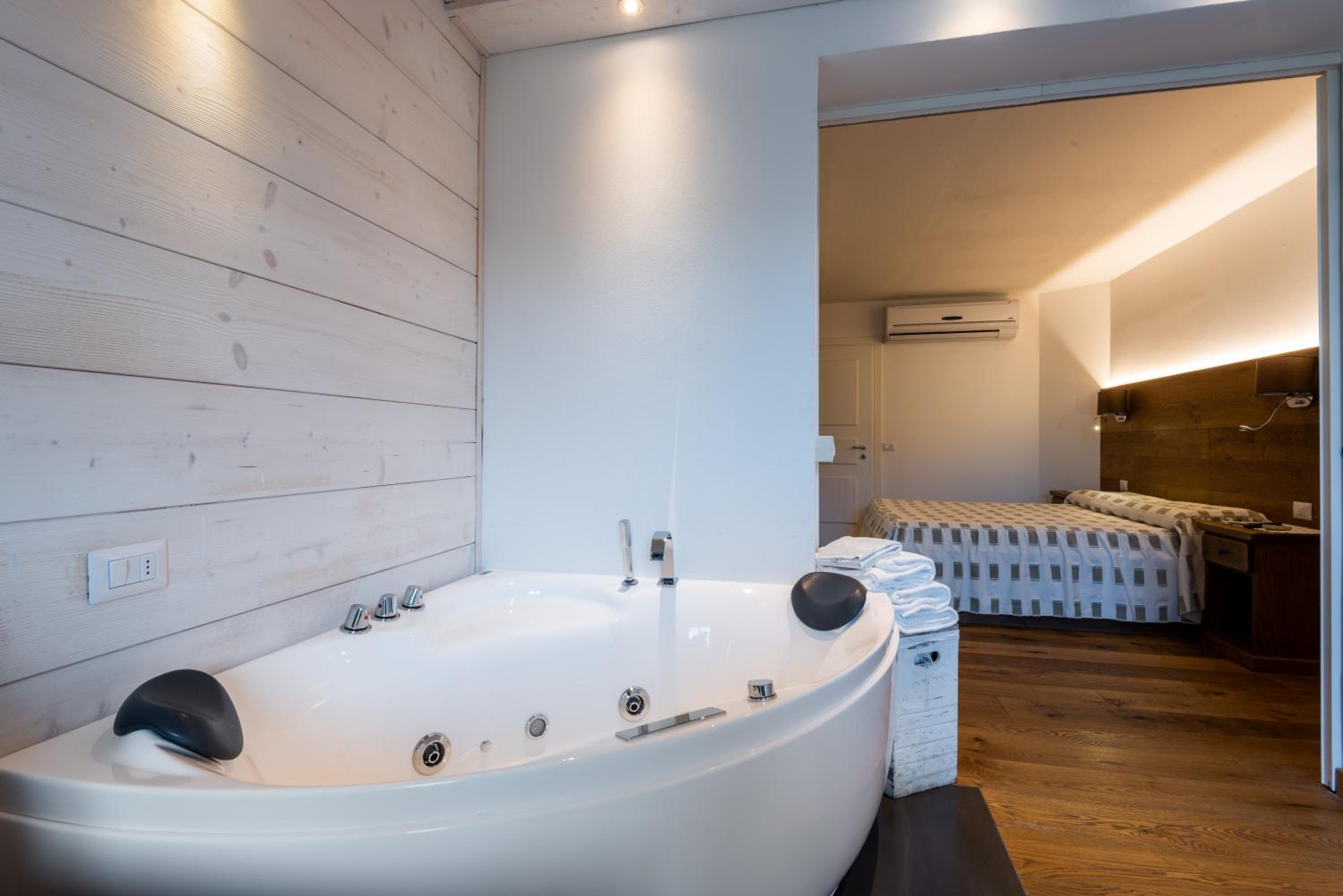 King Suite with Spa Bath - Photo 2