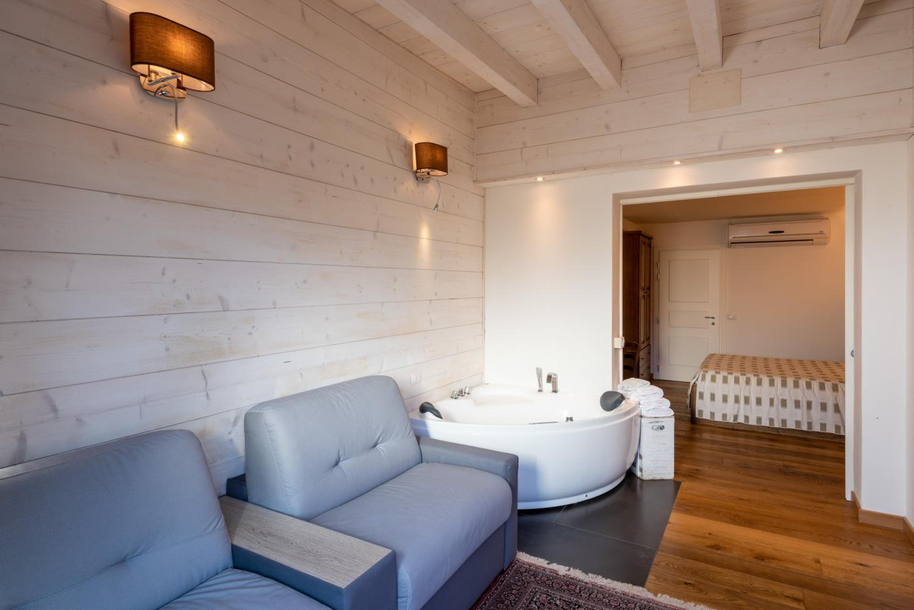 King Suite with Spa Bath - Photo 8