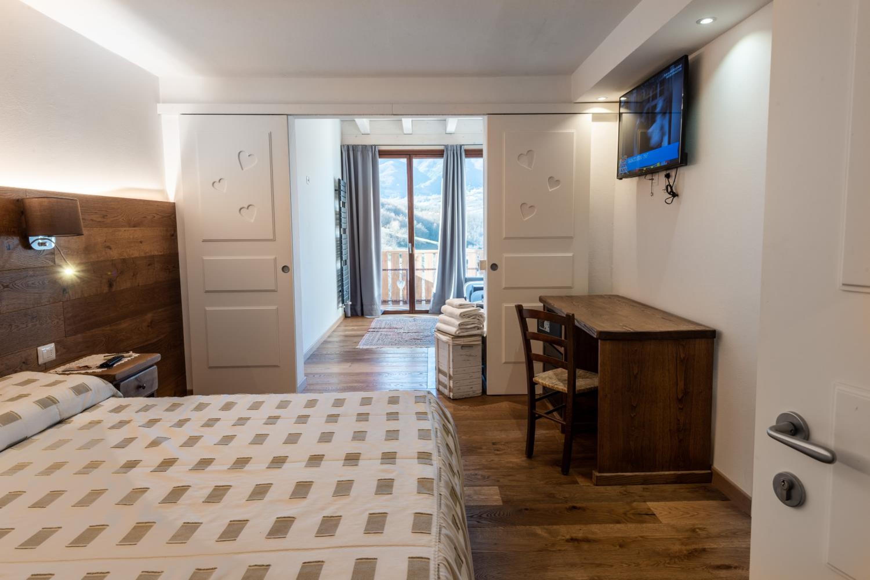 King Suite with Spa Bath - Photo 7
