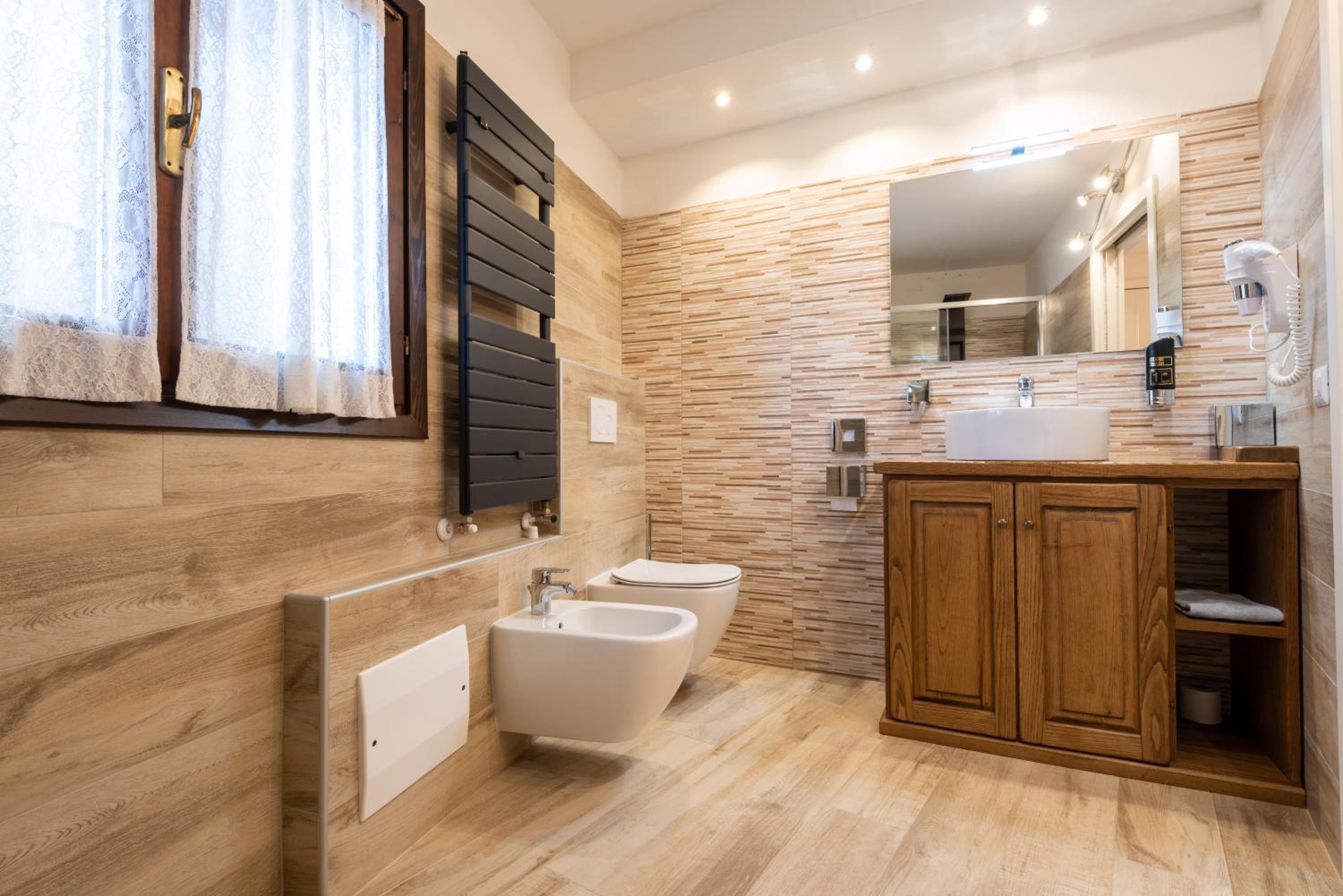 King Suite with Spa Bath - Photo 5