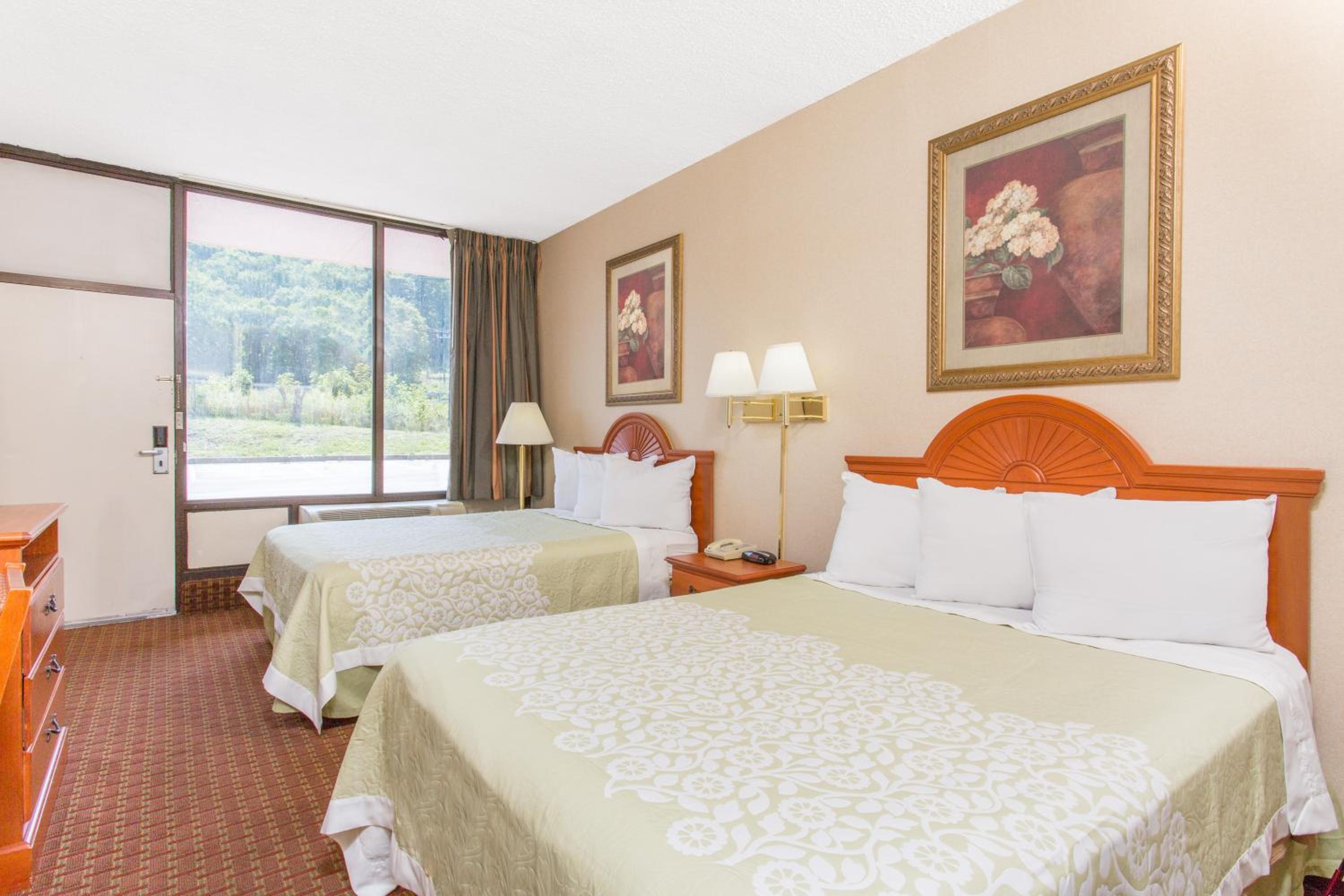 Queen Room with Two Queen Beds - Non-Smoking - Photo 3