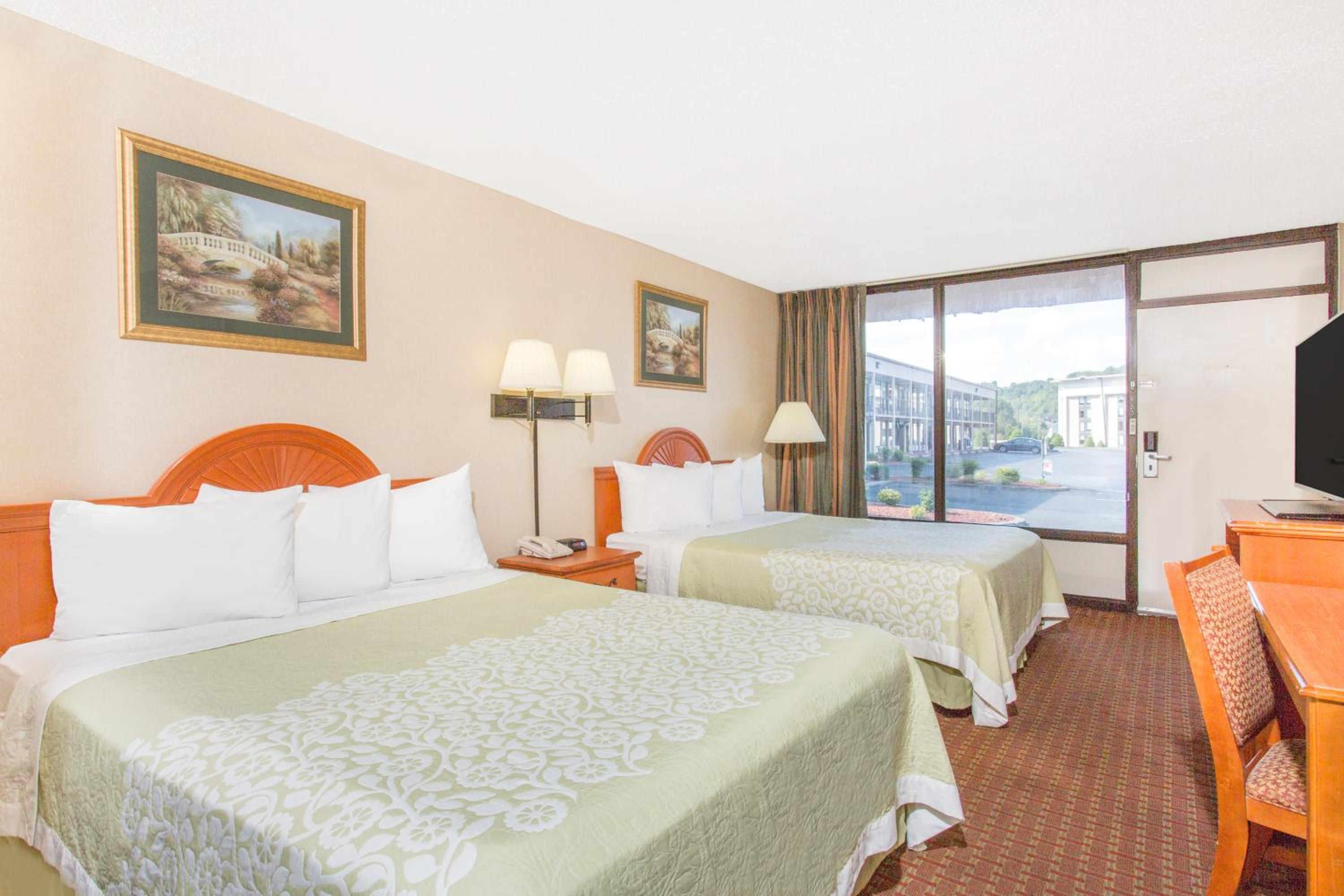 Queen Room with Two Queen Beds - Non-Smoking - Photo 2