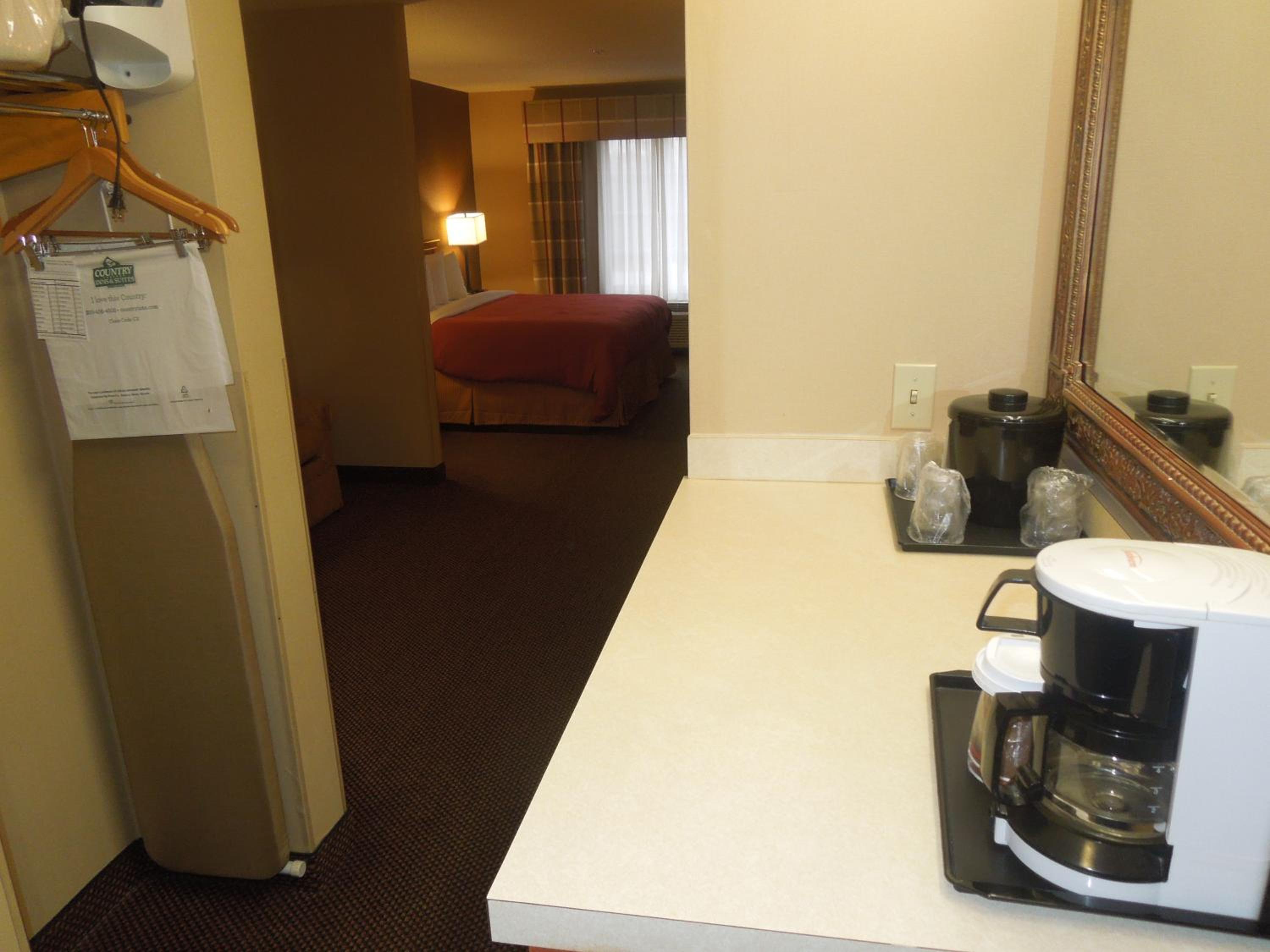 One-Bedroom King Suite - Accessible with Roll in Shower - Photo 8