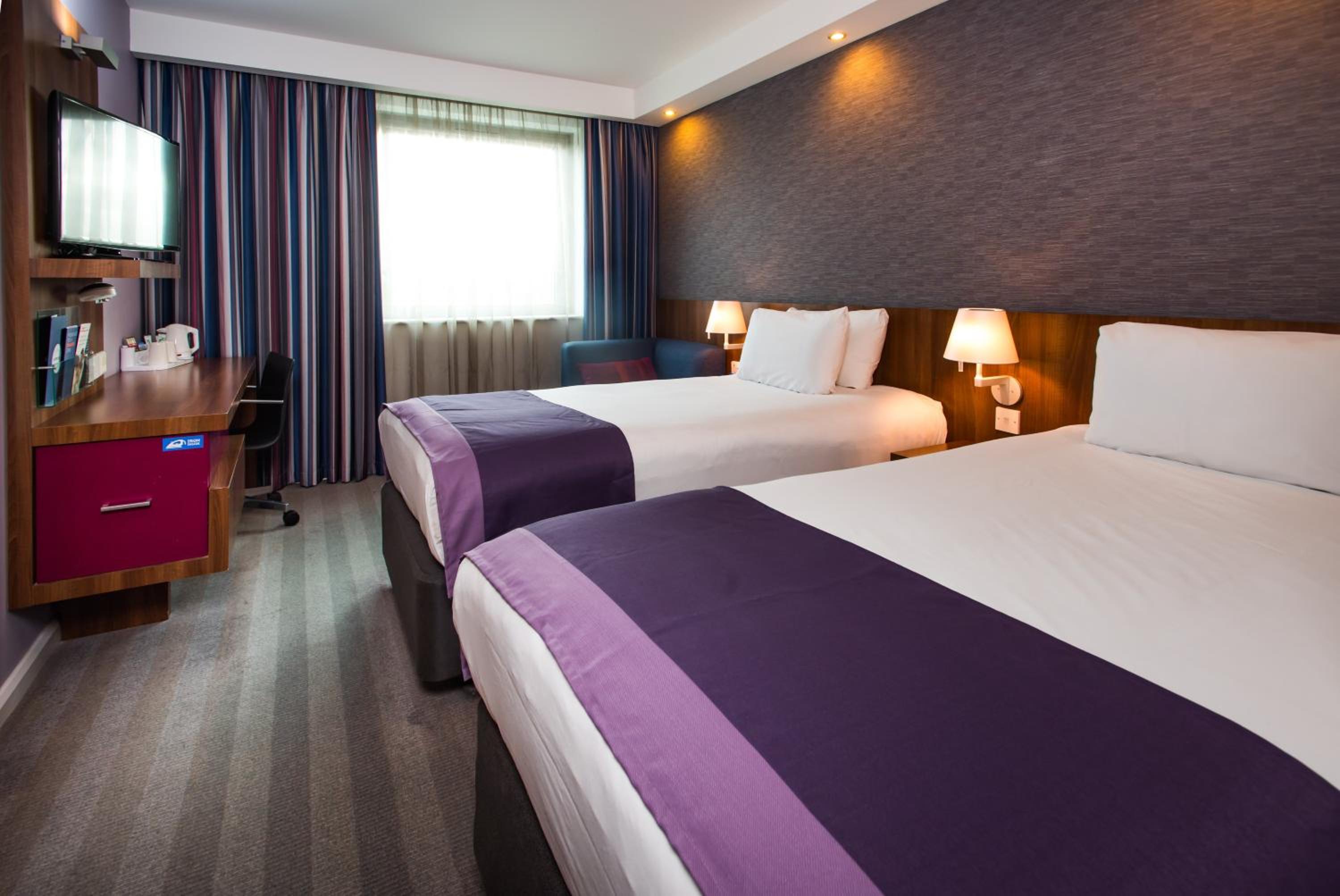 Standard Twin Room with Free Hot Breakfast - Photo 1