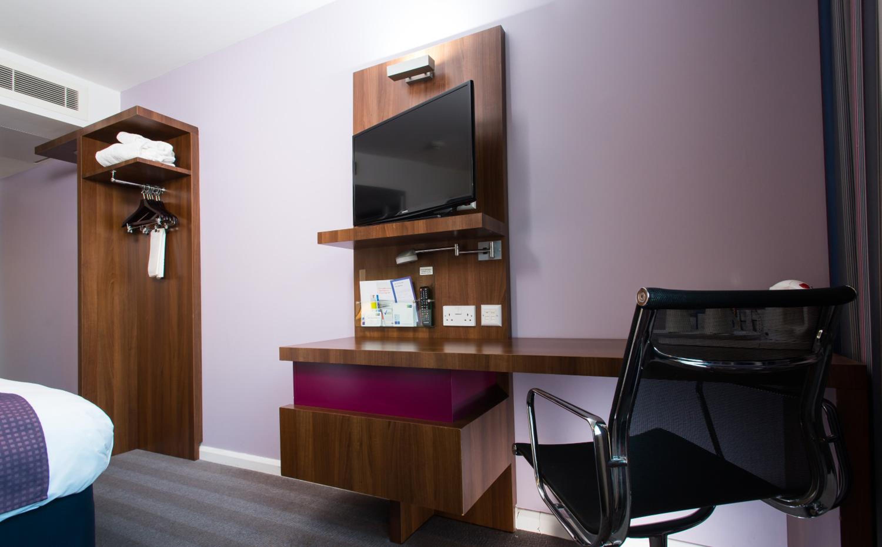 Standard Room with Free Hot Breakfast - Photo 2