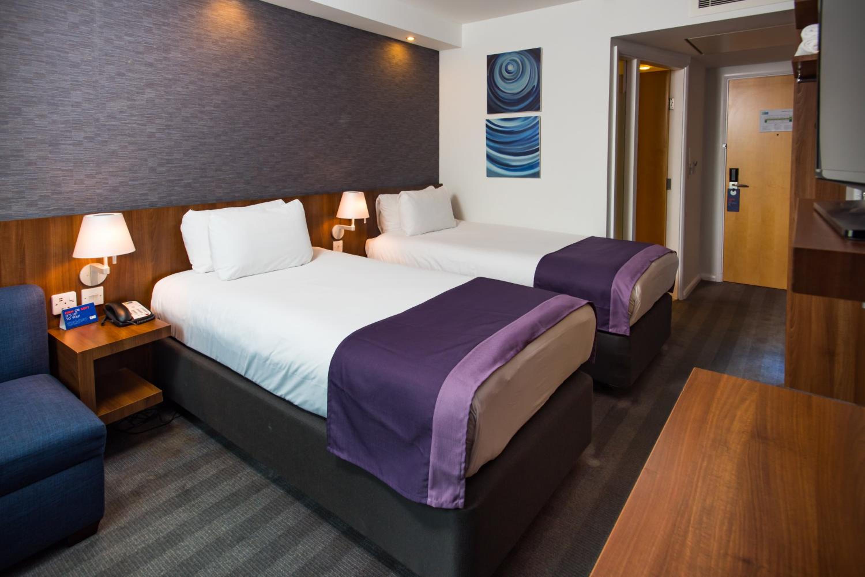 Standard Twin Room with Free Hot Breakfast - Photo 2