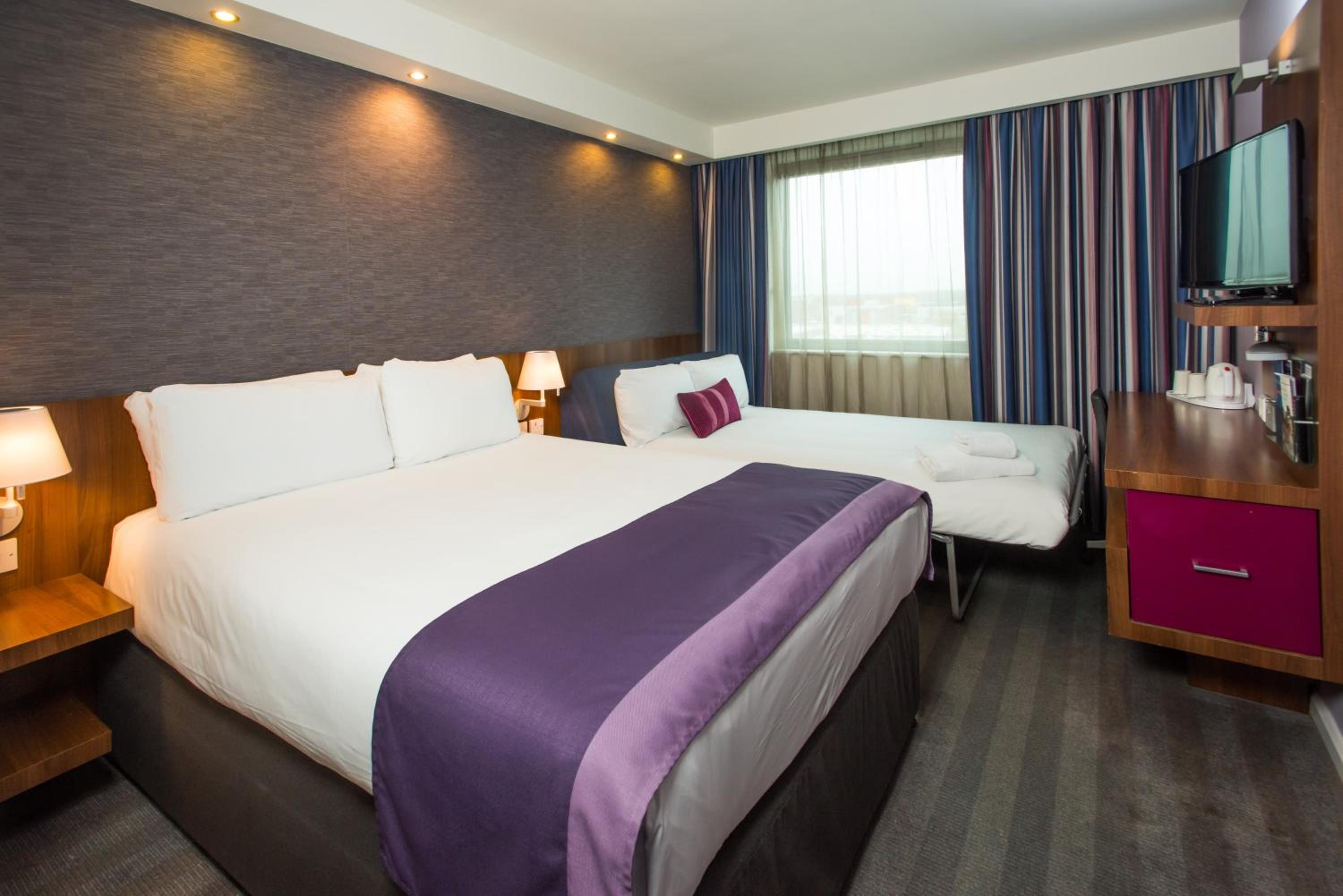 Standard Double Room with Sofa Bed and Free Hot Breakfast - Photo 2