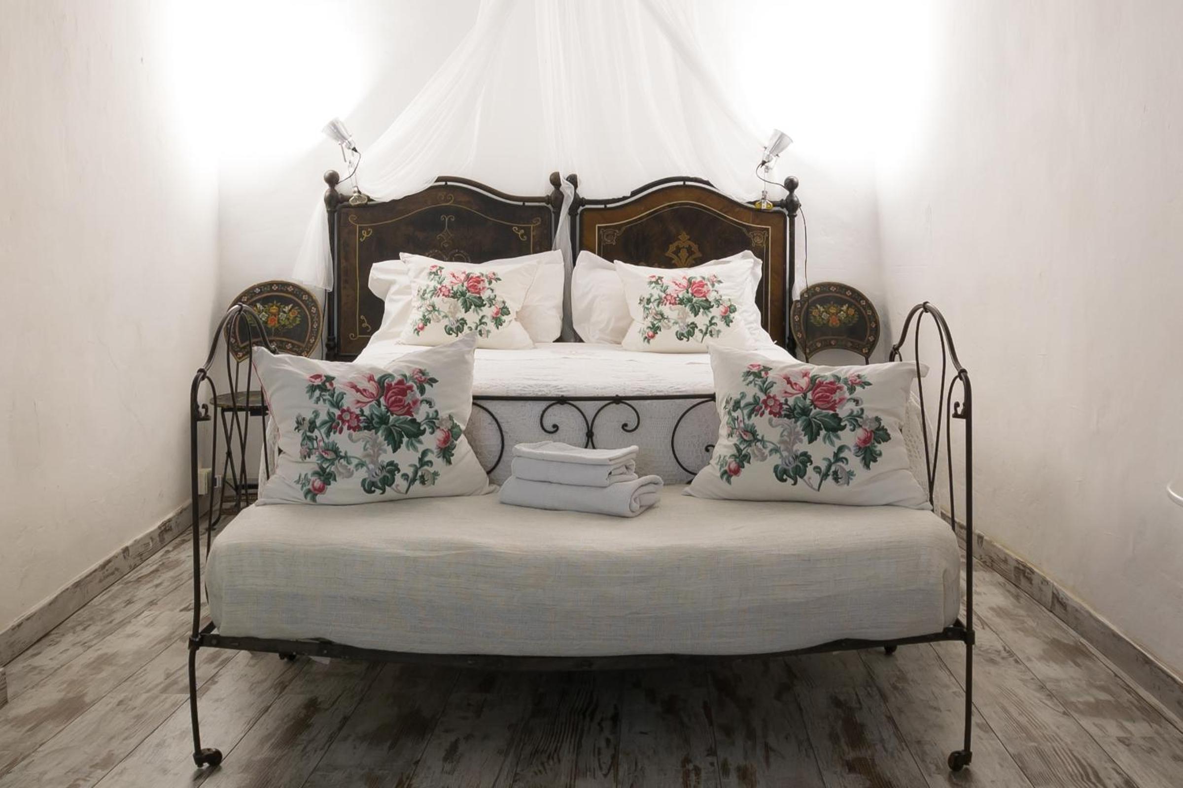 Deluxe Room (2 Adults + 1 Child)