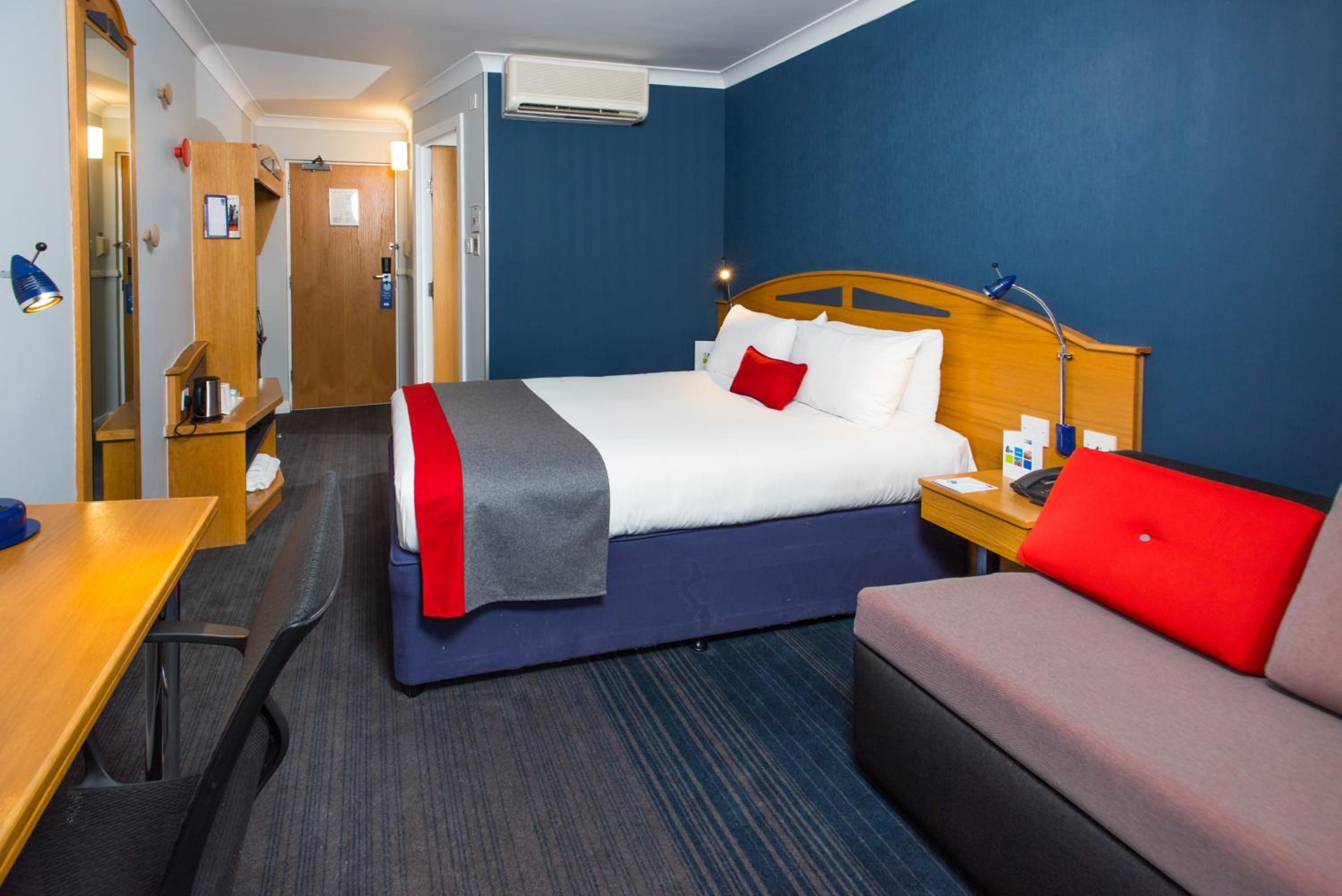 Standard Double Room with Sofa Bed and Free Hot Breakfast - Photo 4