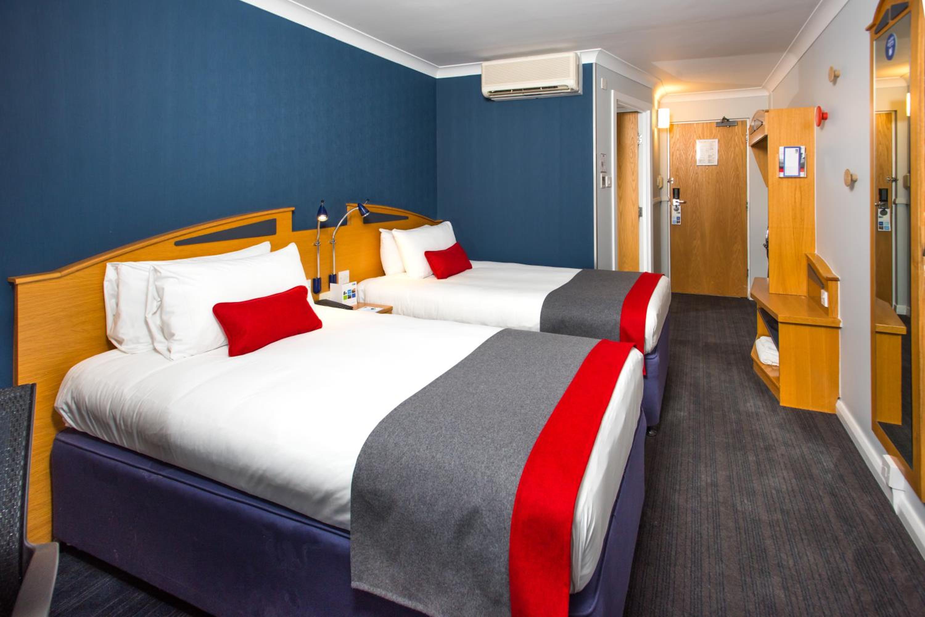 Standard Twin Room with Free Hot Breakfast - Photo 1