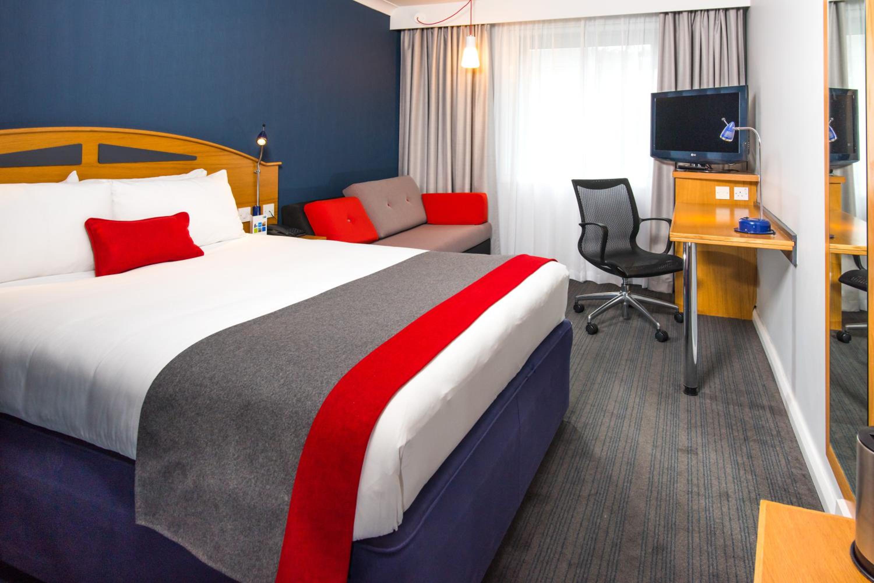 Standard Double Room with Sofa Bed and Free Hot Breakfast - Photo 1
