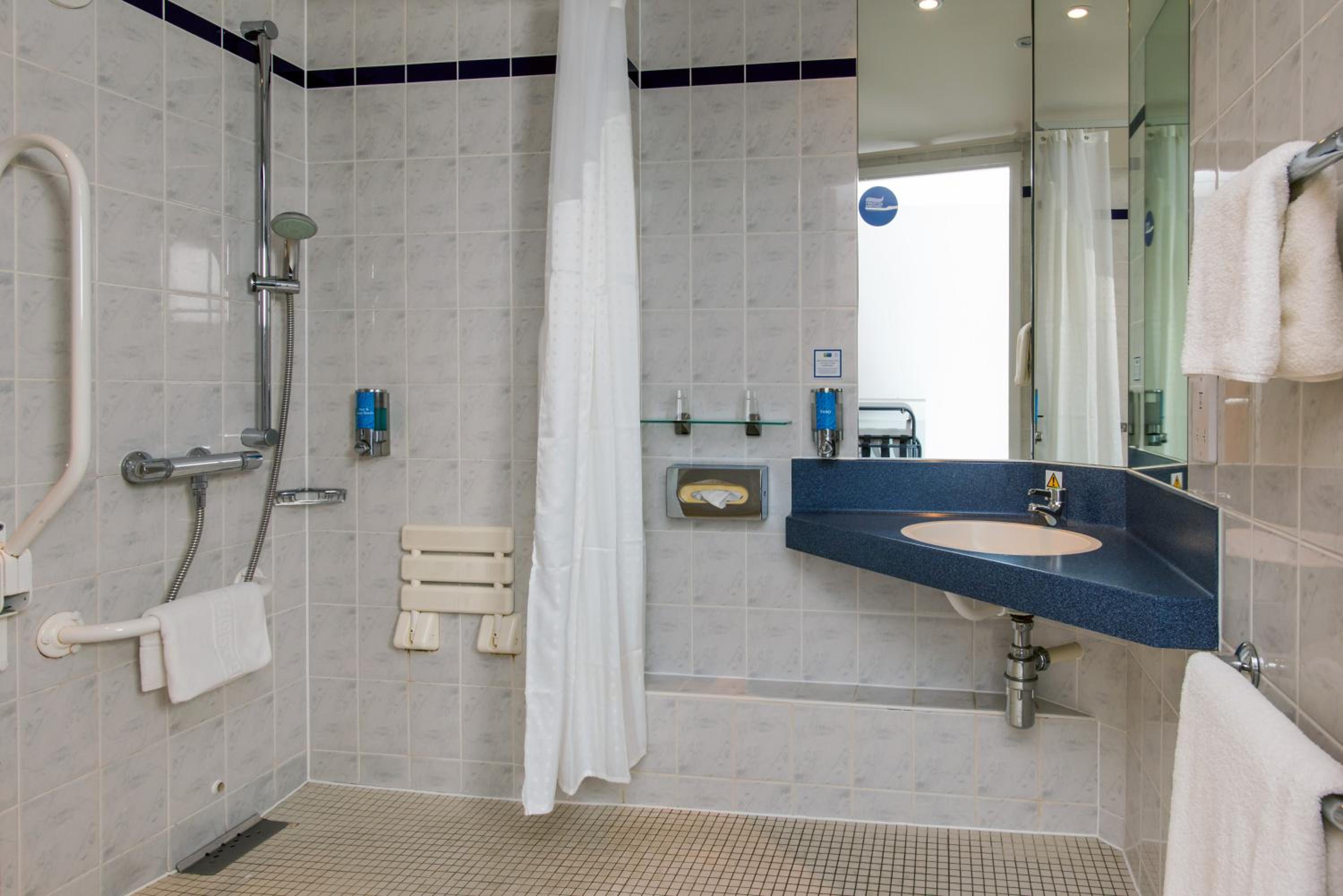 Double Room with Free Hot Breakfast - Accessible - Photo 4