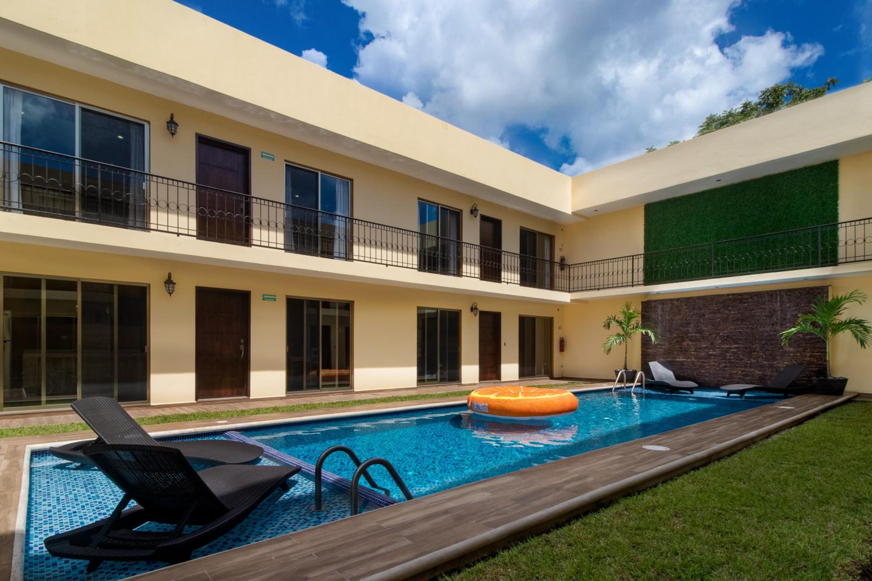 Deluxe Family Suite - Photo 22