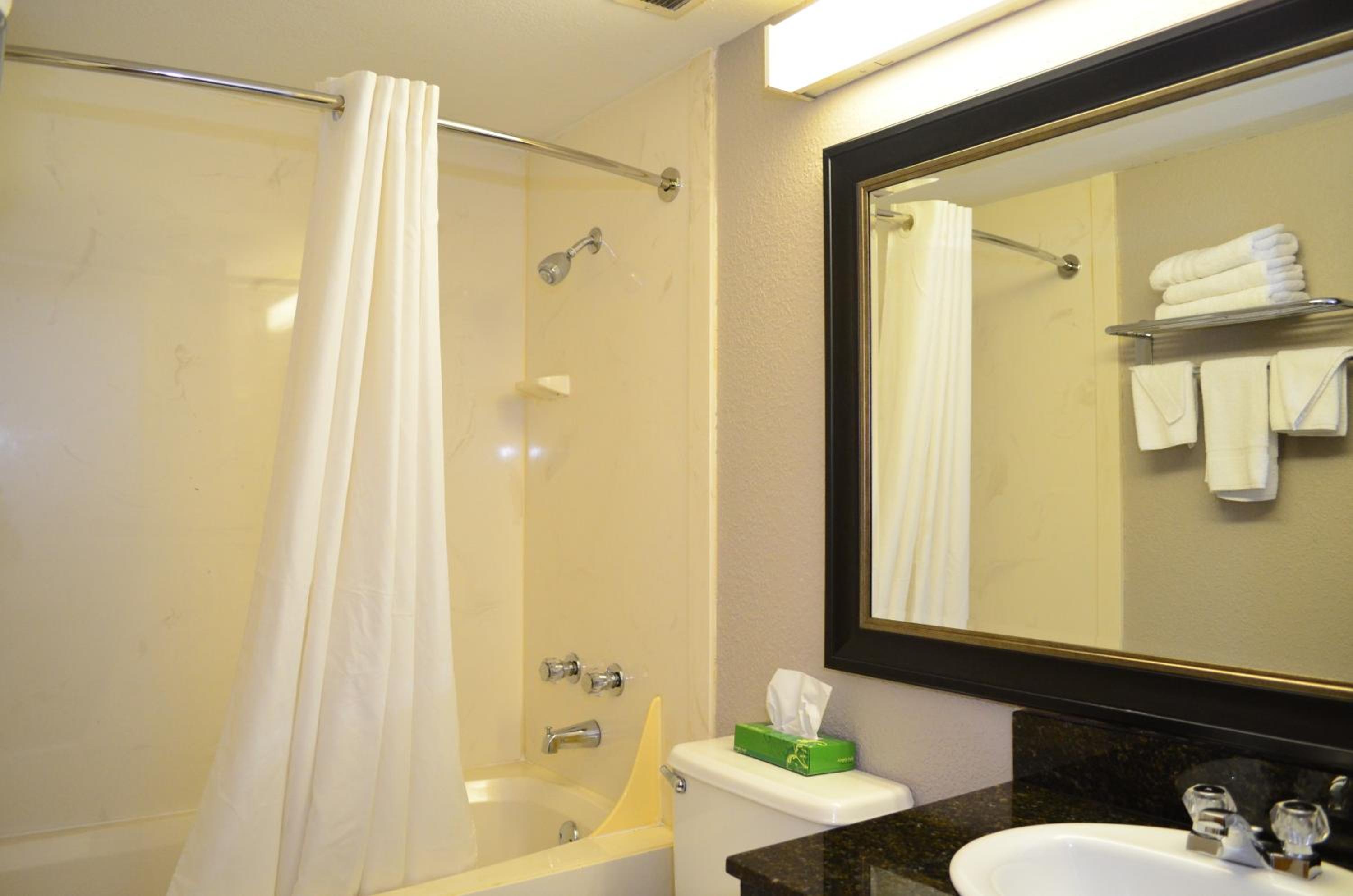 Deluxe Double Room with Two Double Beds - Non-Smoking - Photo 7