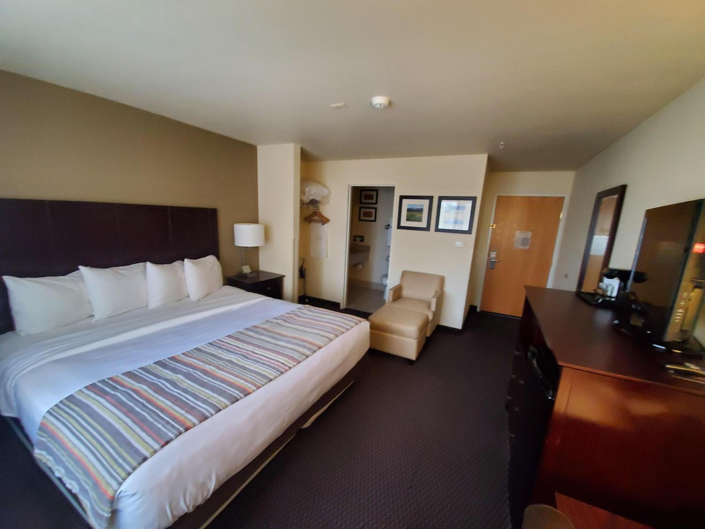 King Room - Non-Smoking - Photo 3