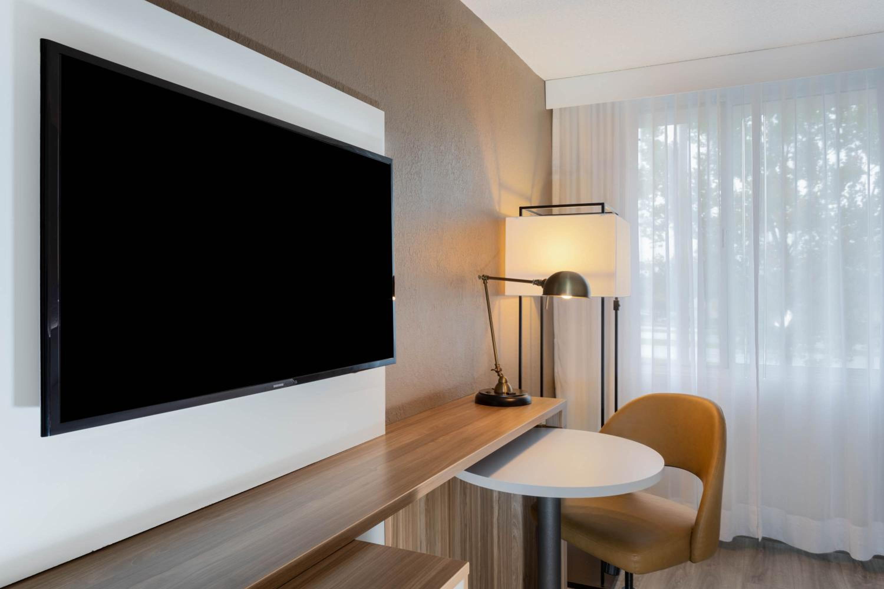King Room - Non-Smoking - Photo 2