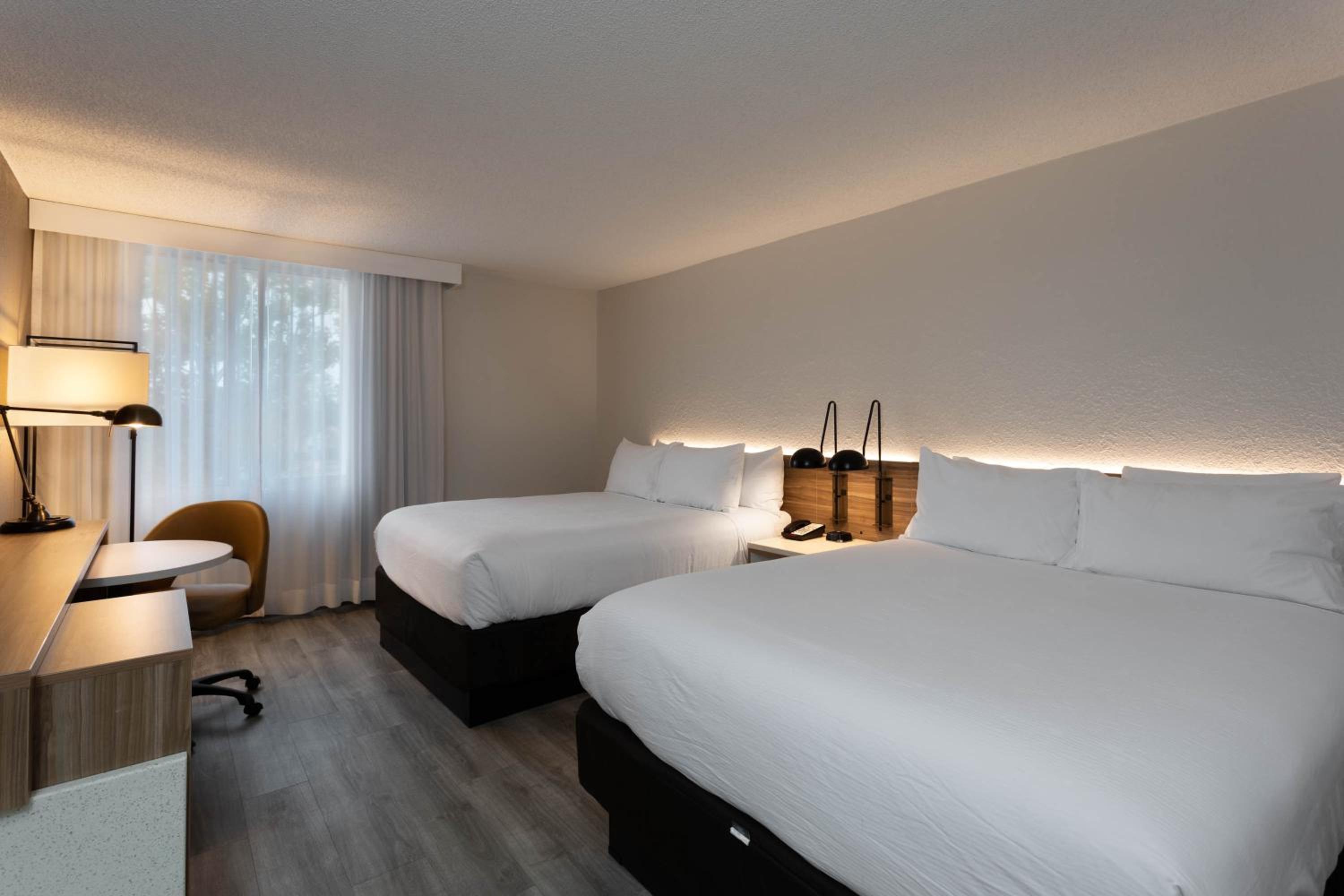 Queen Room with Two Queen Beds - Non-Smoking - Photo 5