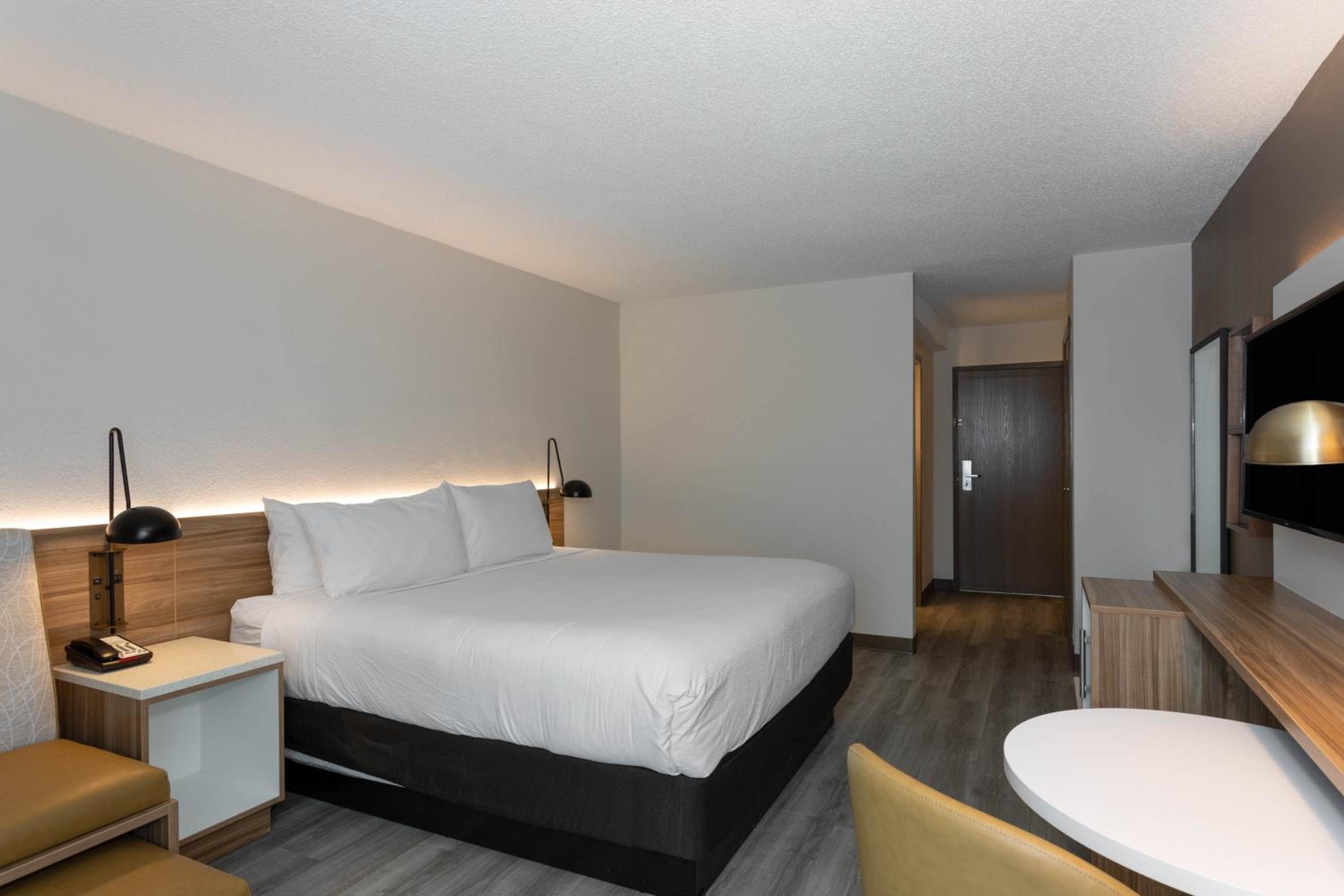 King Room with Bath Tub - Mobility Accessible/Non-Smoking - Photo 5