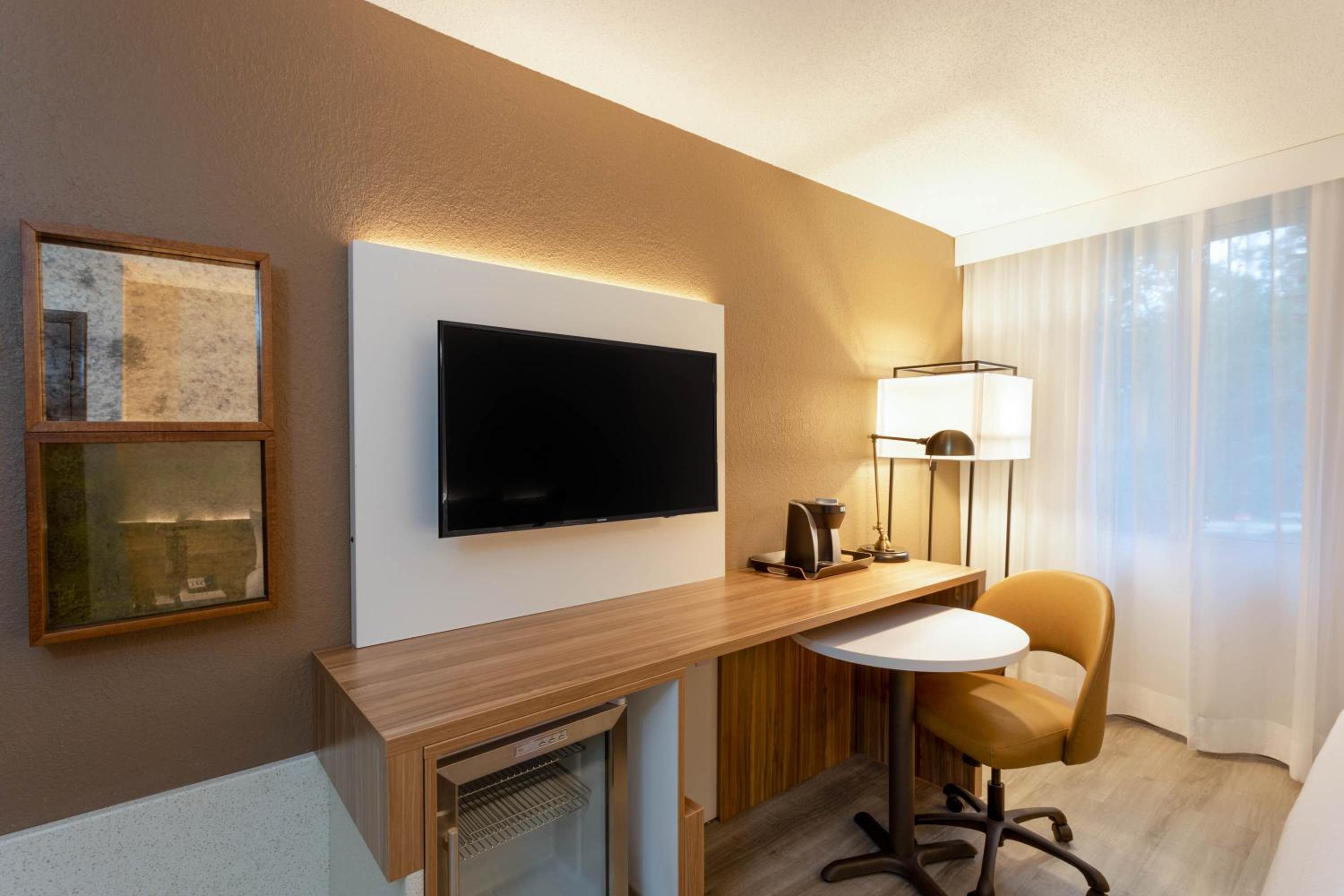 King Room - Non-Smoking - Photo 6