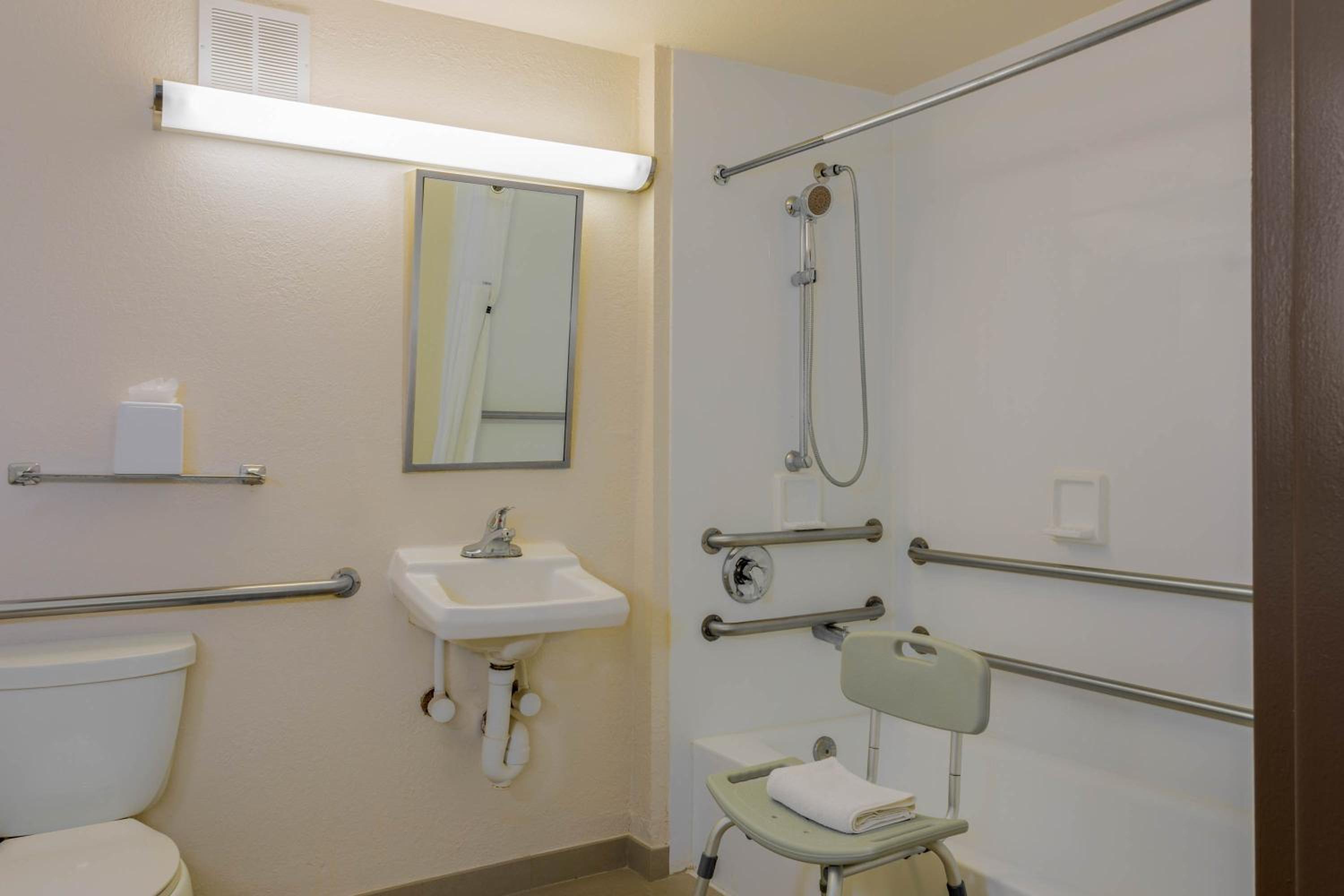 King Room with Bath Tub - Mobility Accessible/Non-Smoking - Photo 9