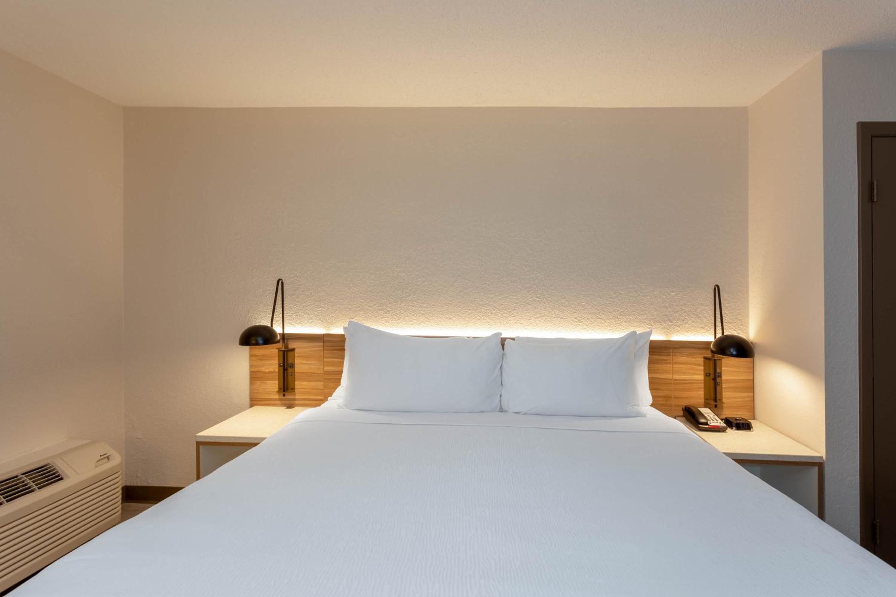 King Room - Non-Smoking - Photo 5