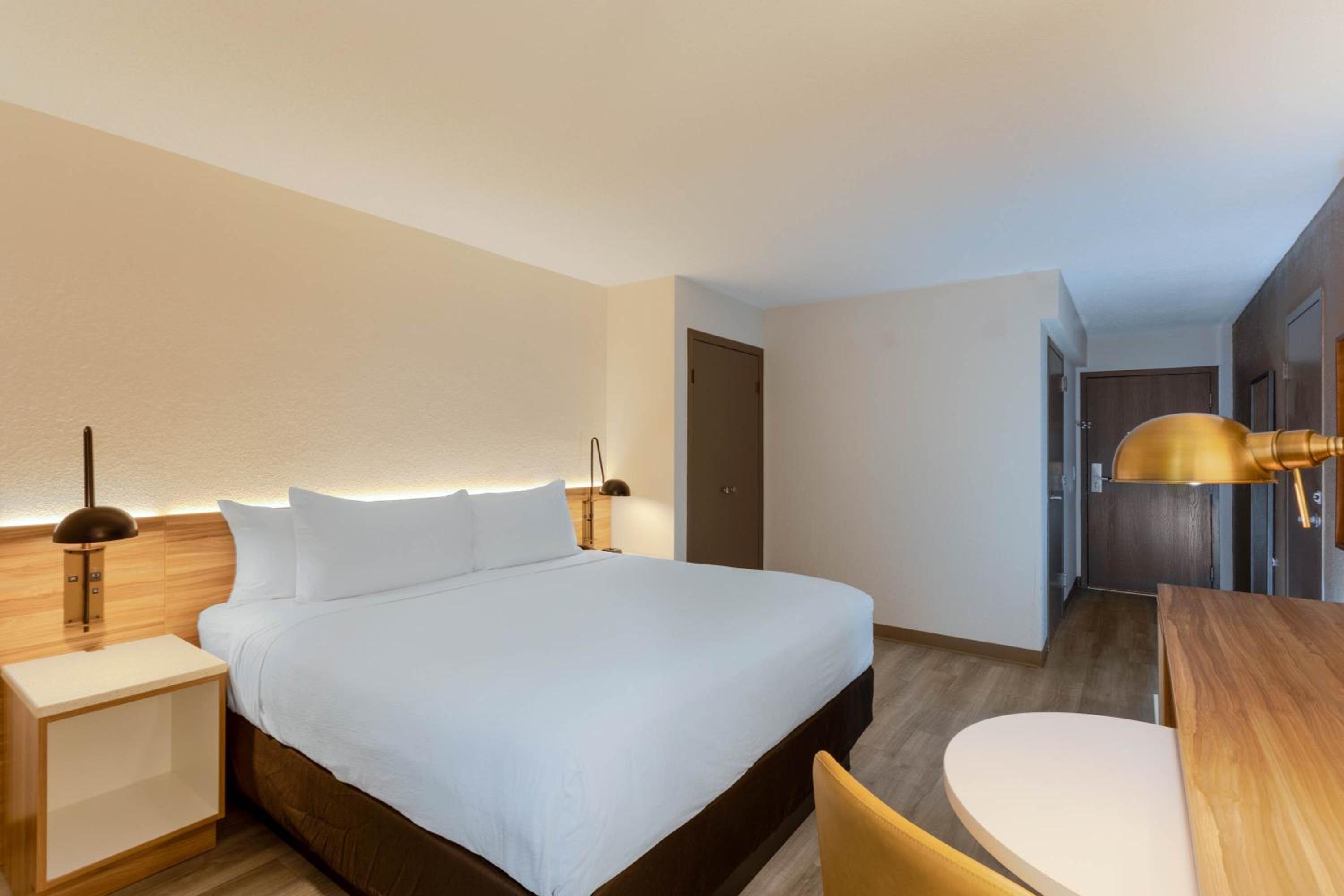 King Room - Non-Smoking - Photo 4