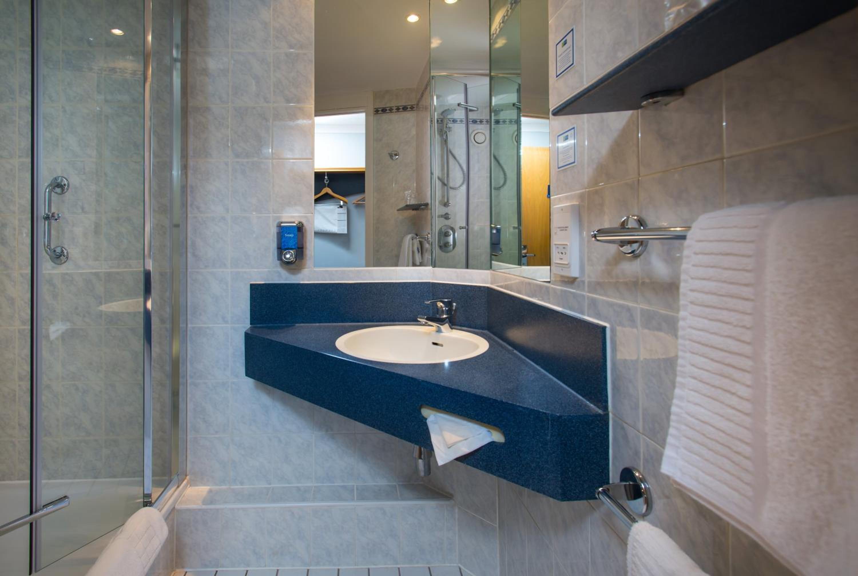 Standard Room with Free Hot Breakfast - Photo 2