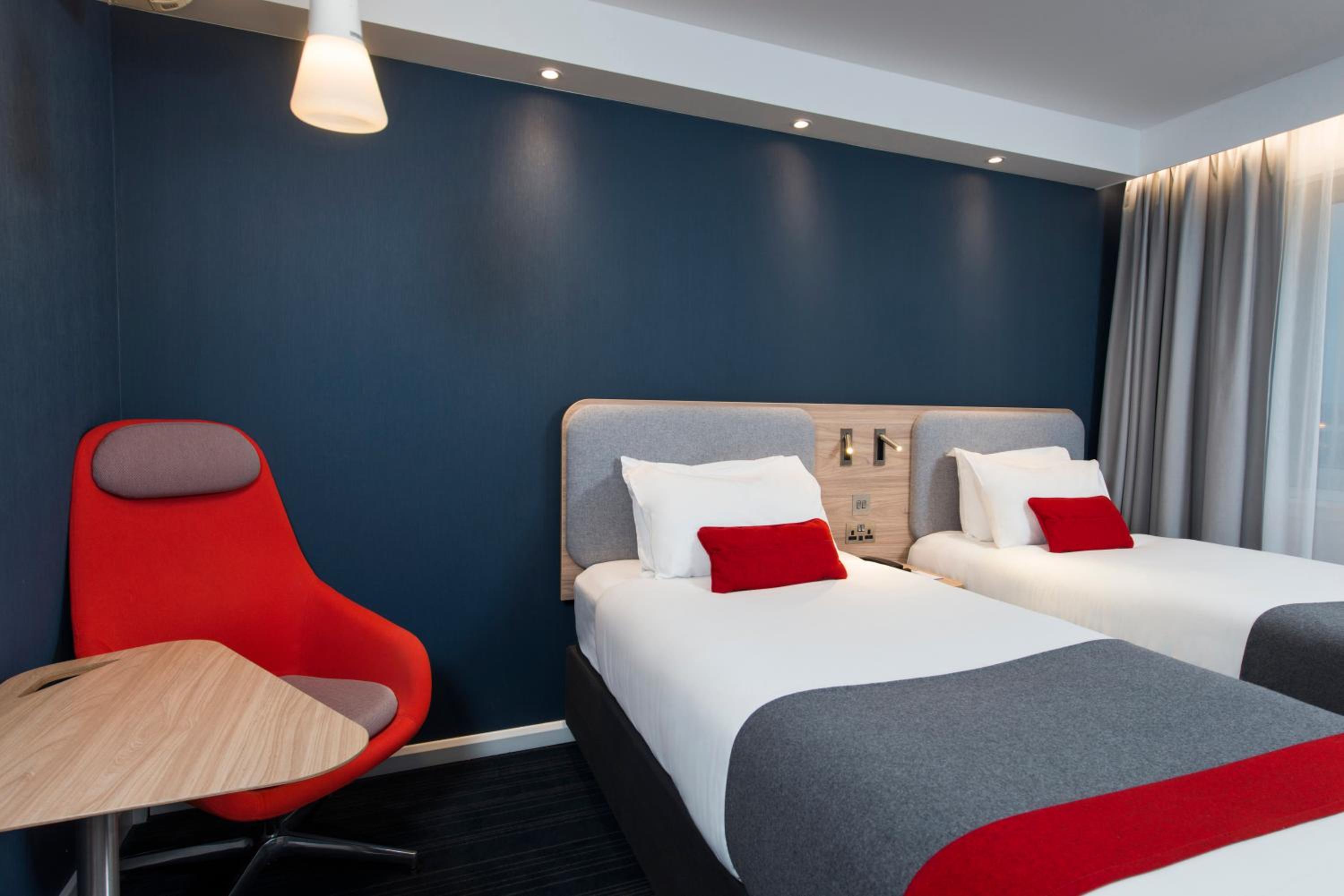 Standard Twin Room with Free Hot Breakfast - Photo 2