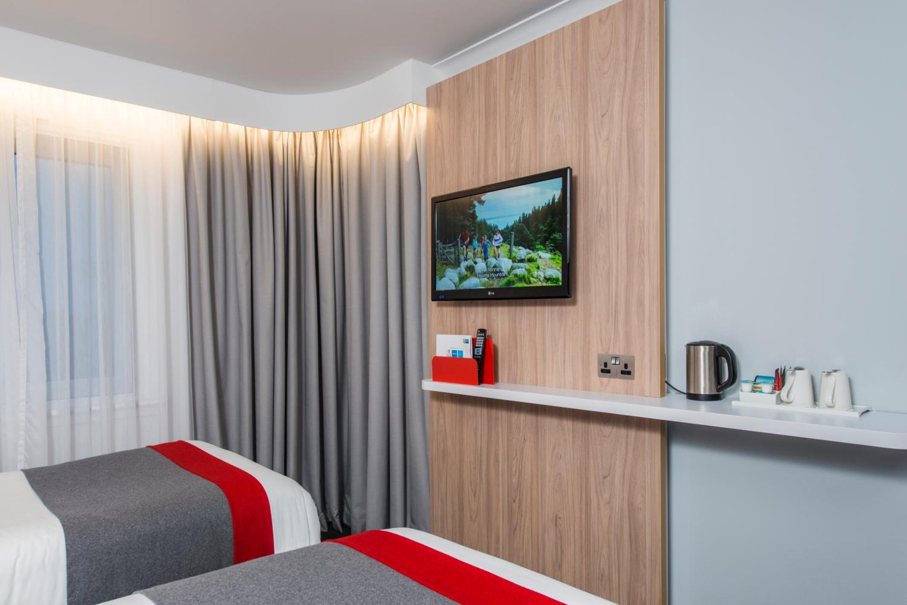 Standard Twin Room with Free Hot Breakfast - Photo 4