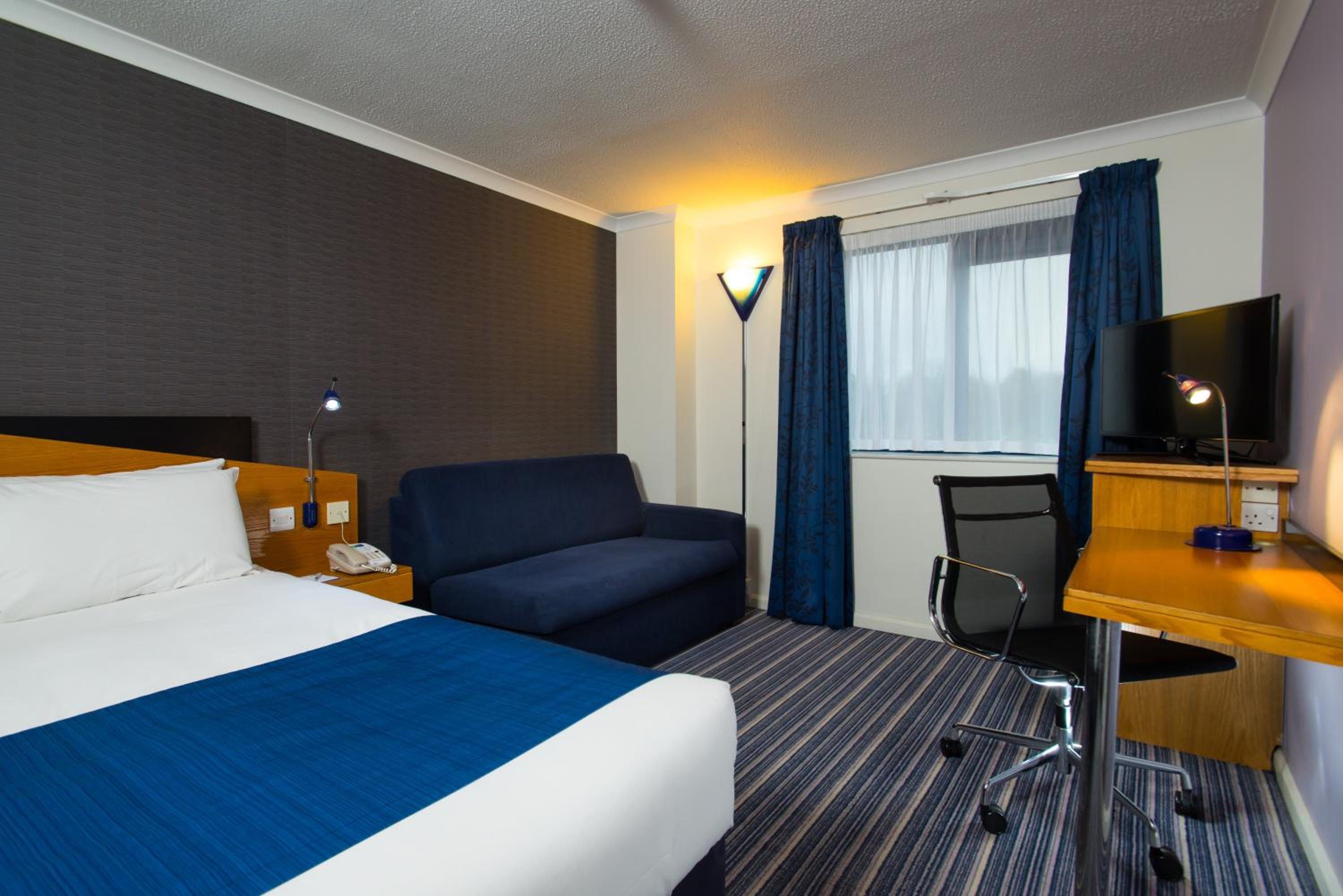 Standard Double Room with Sofa Bed and Free Hot Breakfast - Photo 3