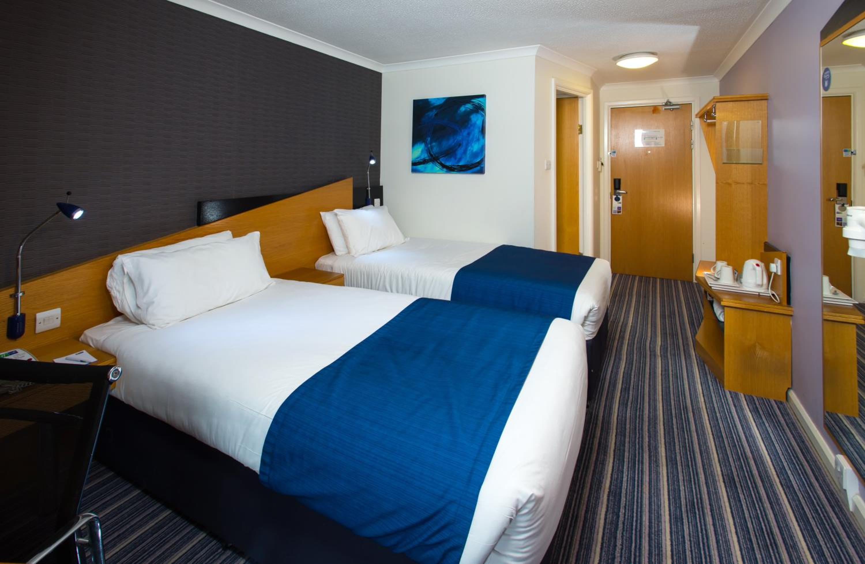 Standard Twin Room with Free Hot Breakfast - Photo 2