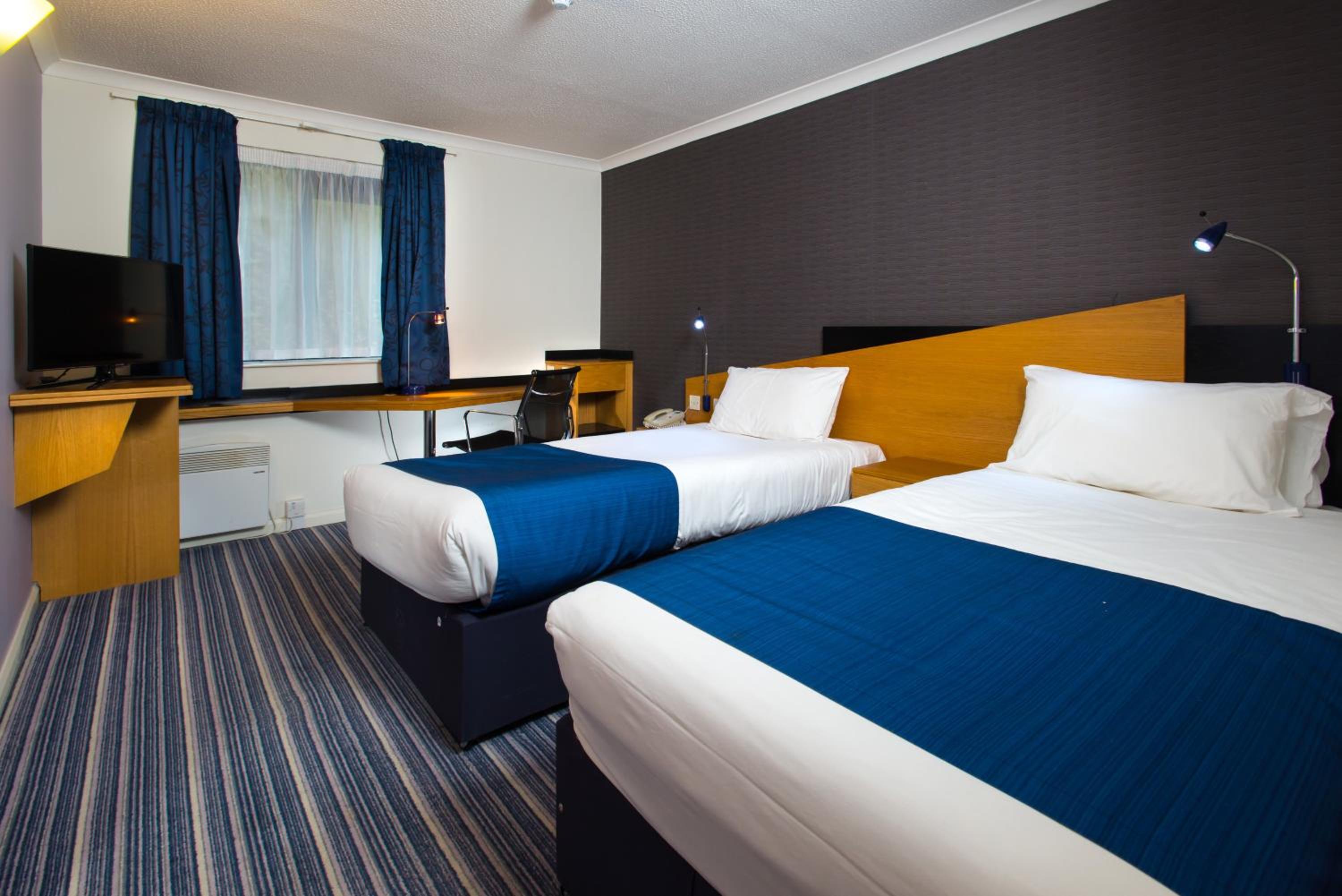 Standard Twin Room with Free Hot Breakfast - Photo 1