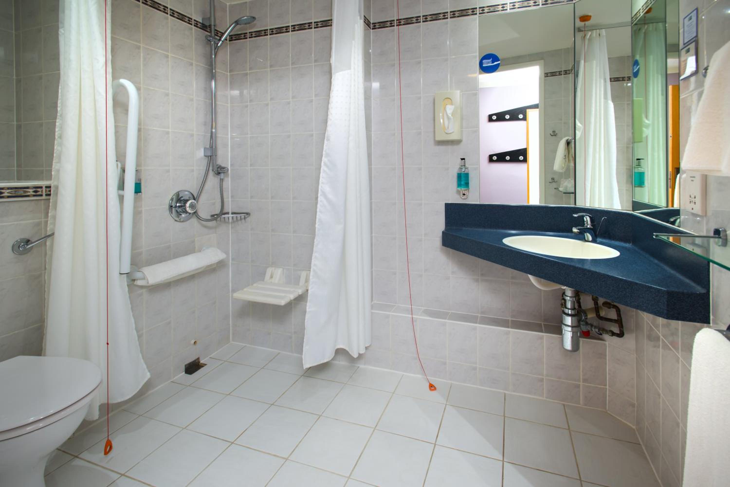 Double Room with Free Hot Breakfast - Accessible - Photo 6
