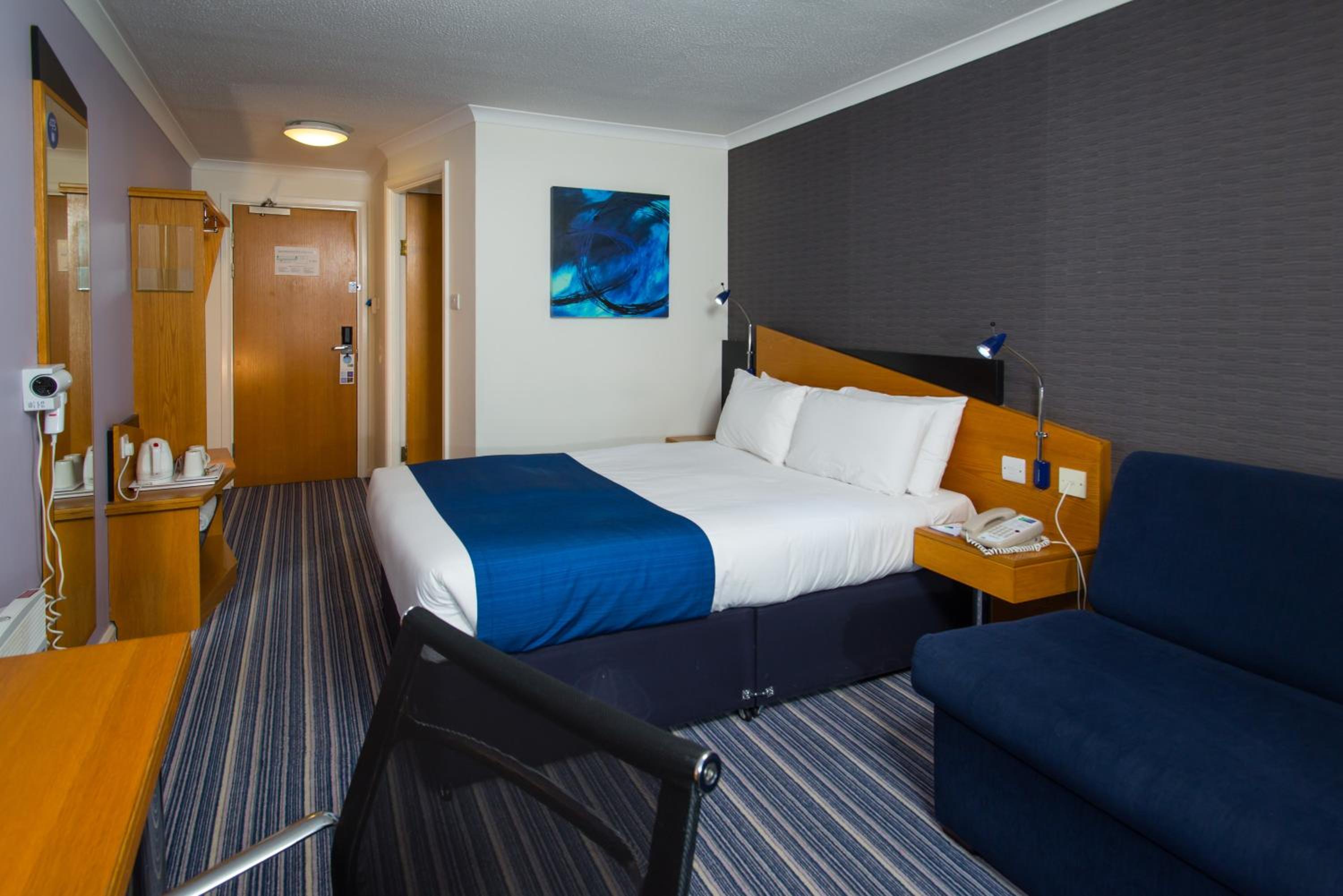 Standard Double Room with Sofa Bed and Free Hot Breakfast - Photo 7