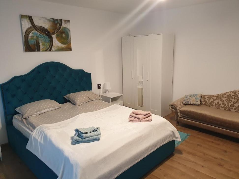 One-Bedroom Apartment - Photo 3